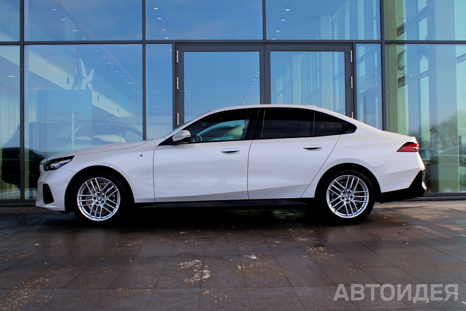 BMW 520d xDrive Sedan Белый Минерал металлик фото 2
