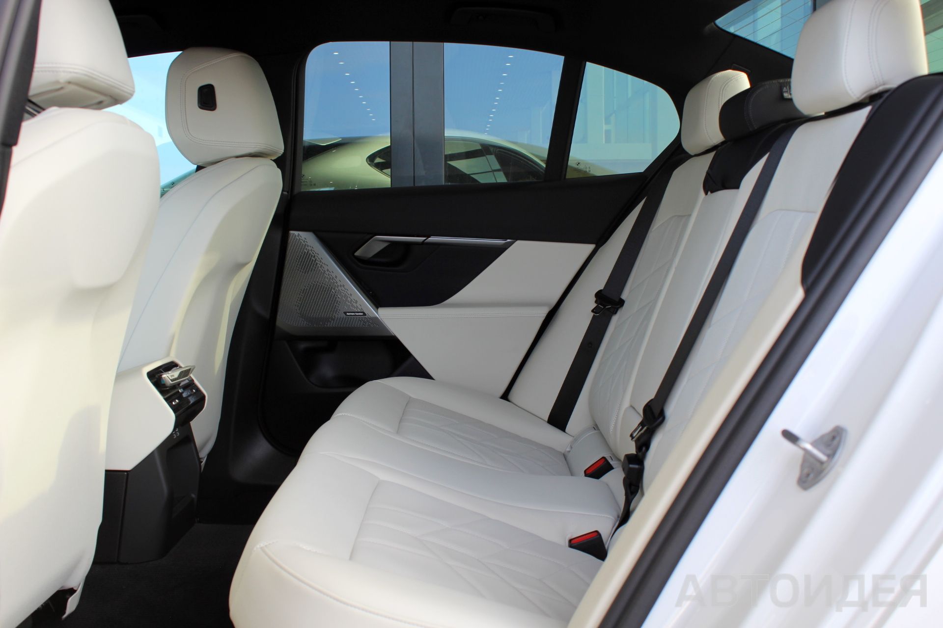 BMW 520d xDrive Sedan Белый Минерал металлик фото 25