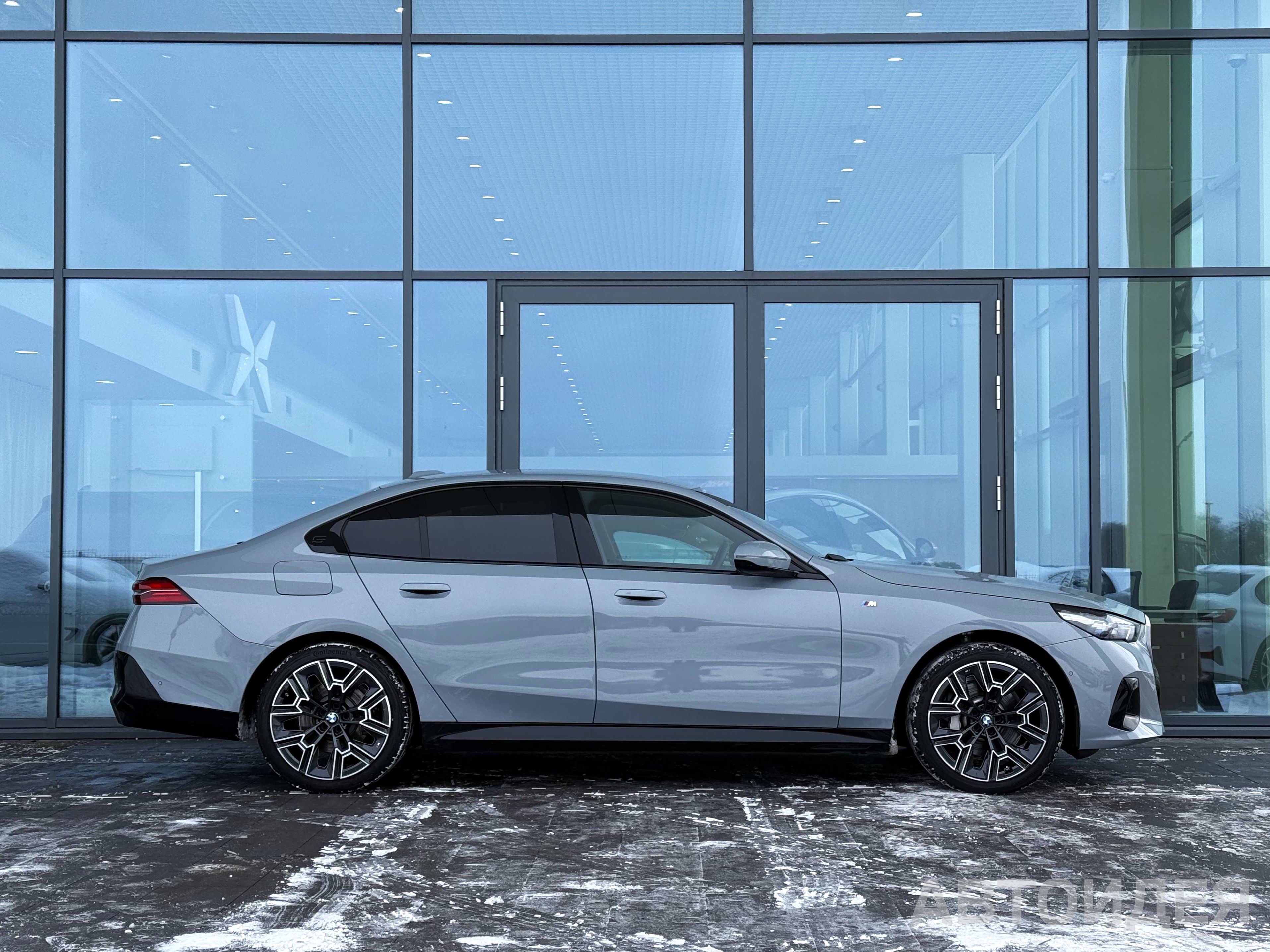 BMW 530i xDrive Sedan фото 2