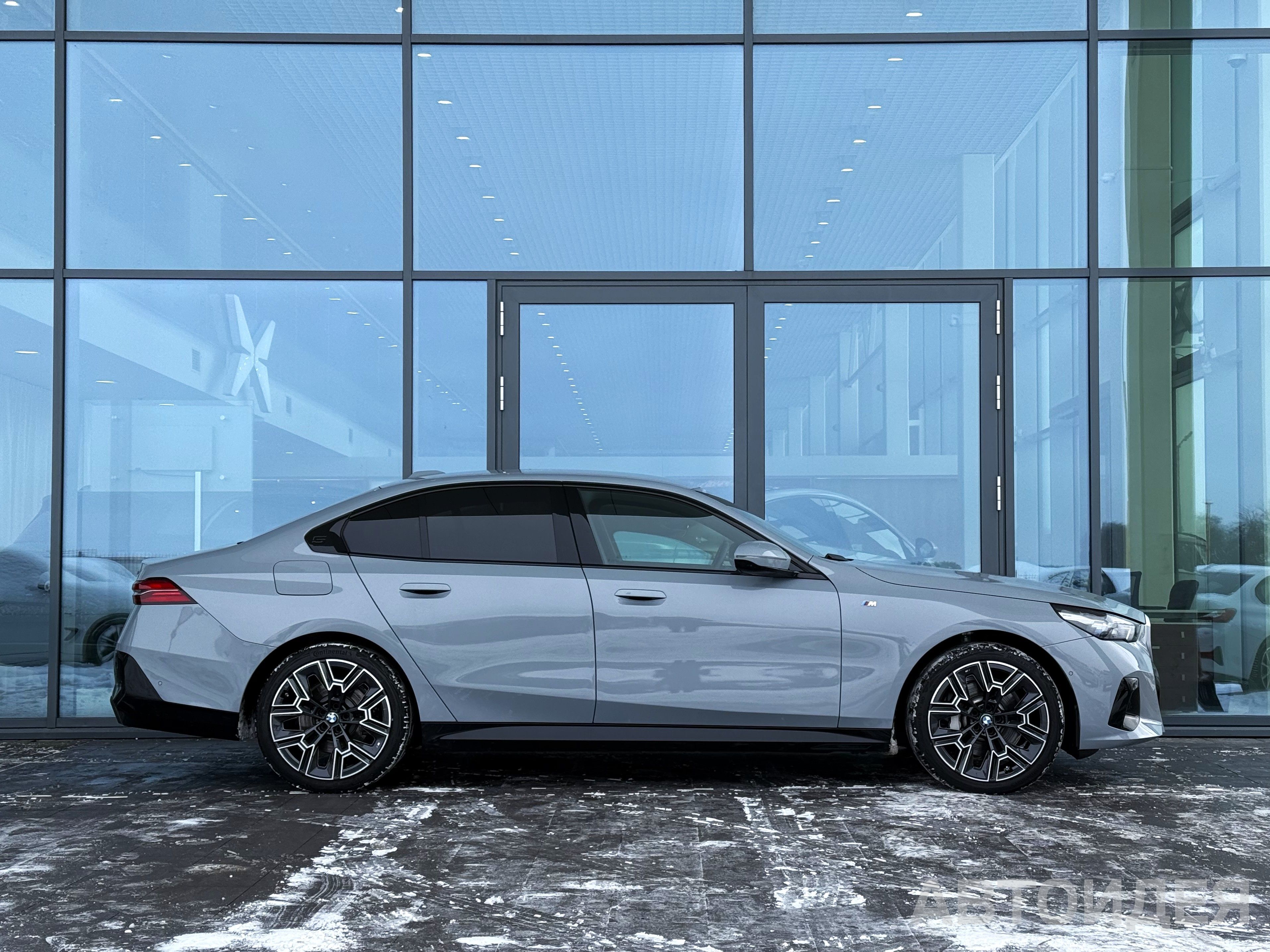 BMW 530i xDrive Sedan M Серый Бруклин металлик