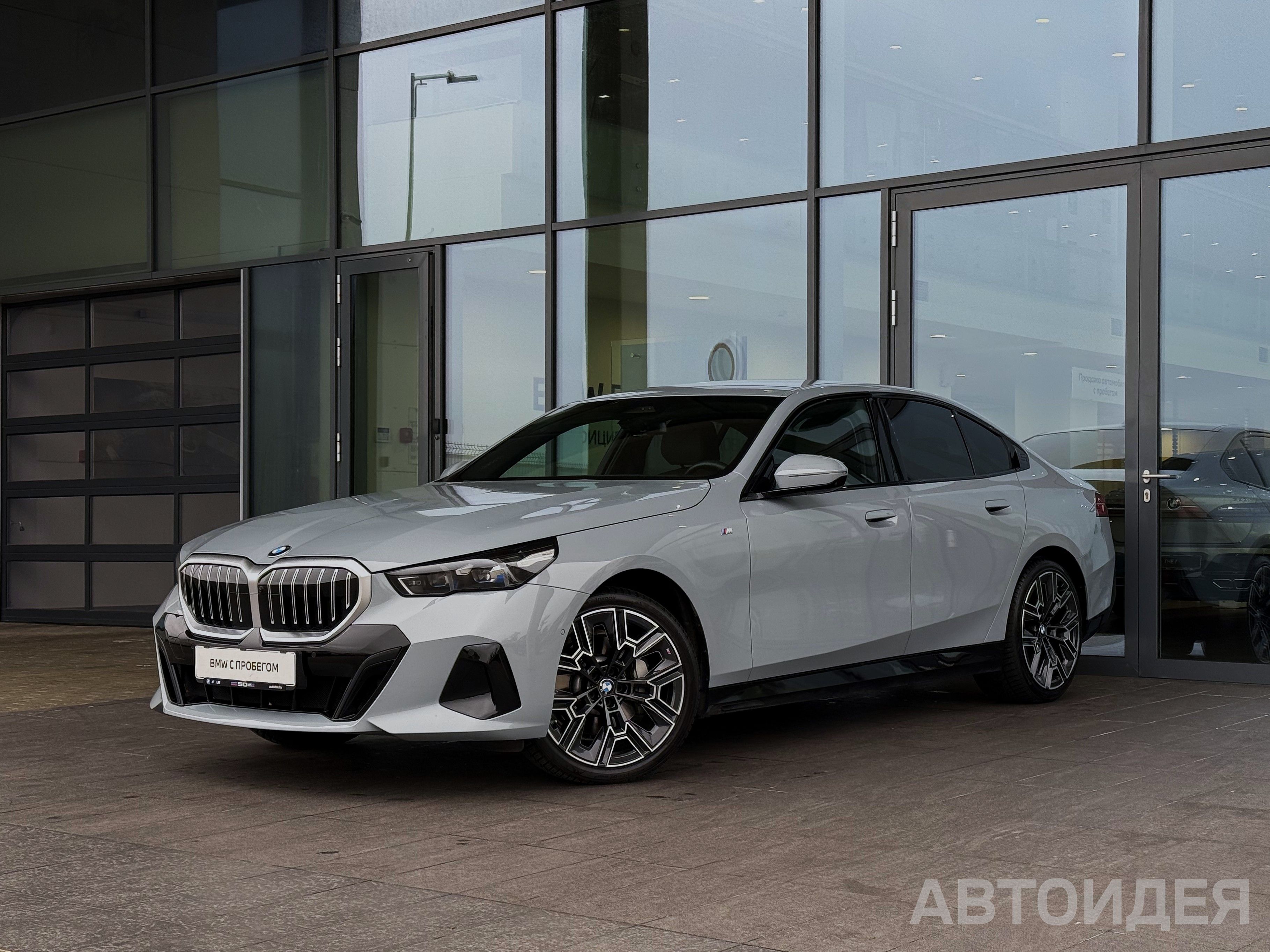BMW 530i xDrive Sedan M Серый Бруклин металлик