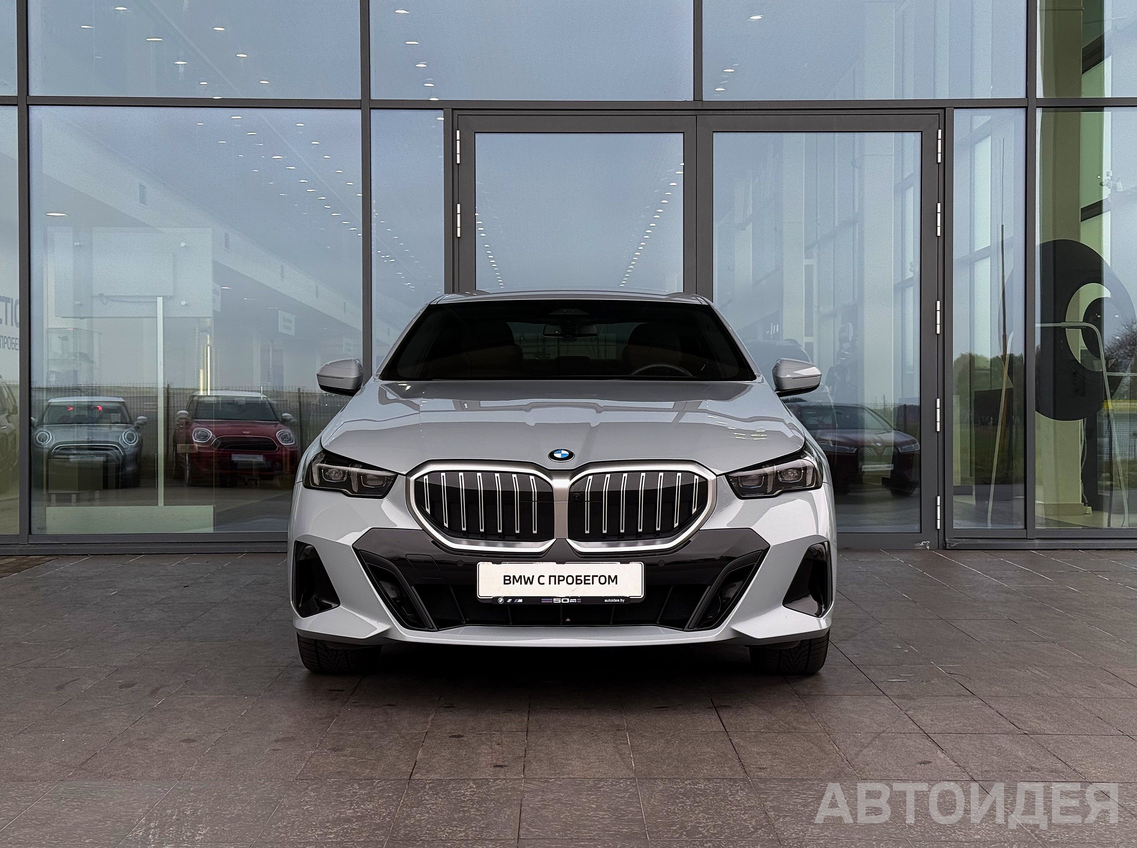 BMW 530i xDrive Sedan M Серый Бруклин металлик фото 1