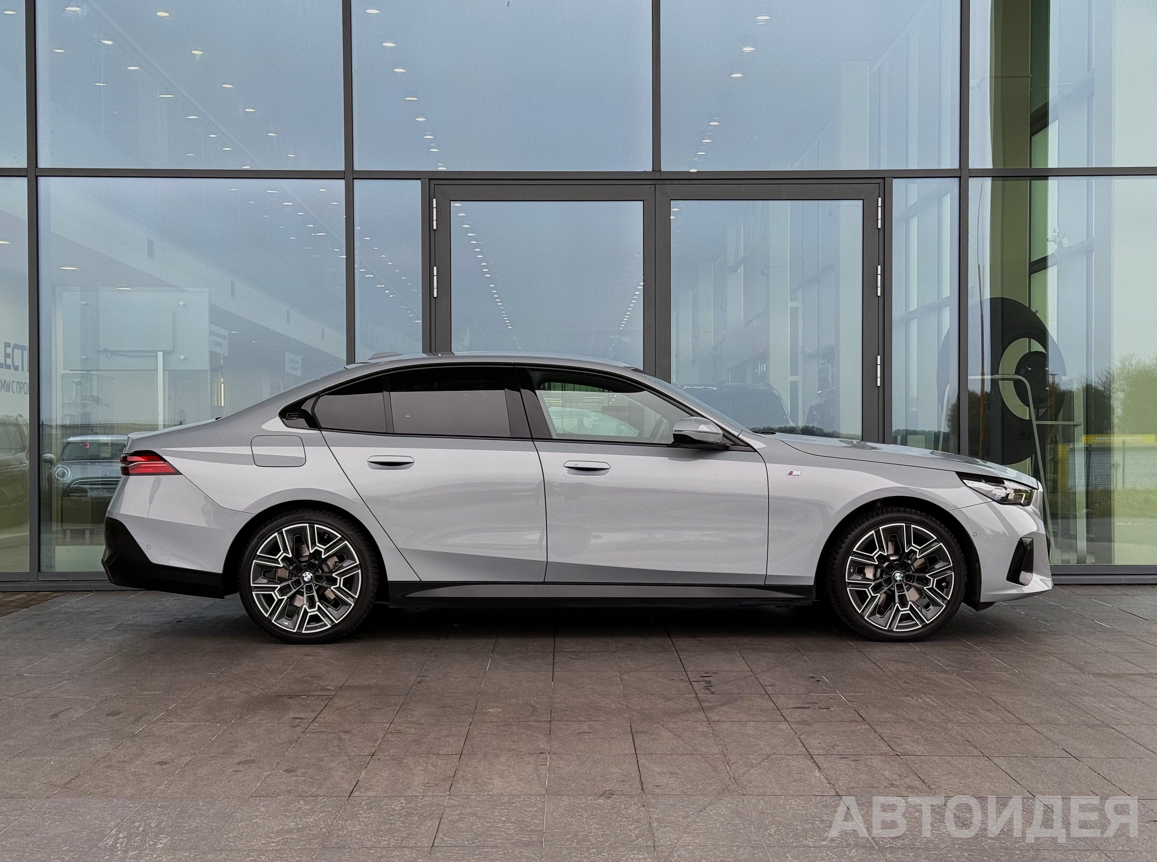 BMW 530i xDrive Sedan M Серый Бруклин металлик фото 2
