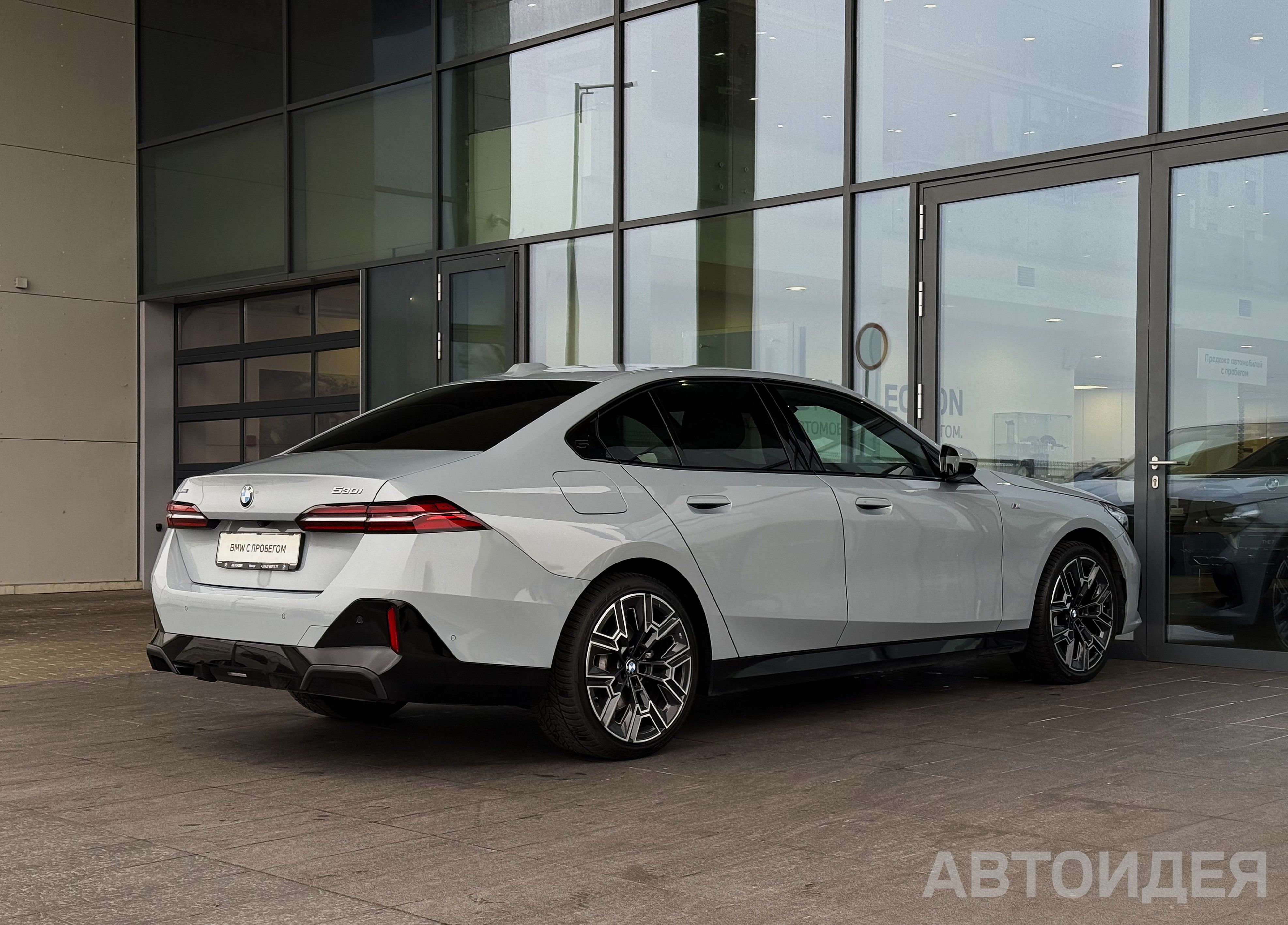 BMW 530i xDrive Sedan M Серый Бруклин металлик фото 3