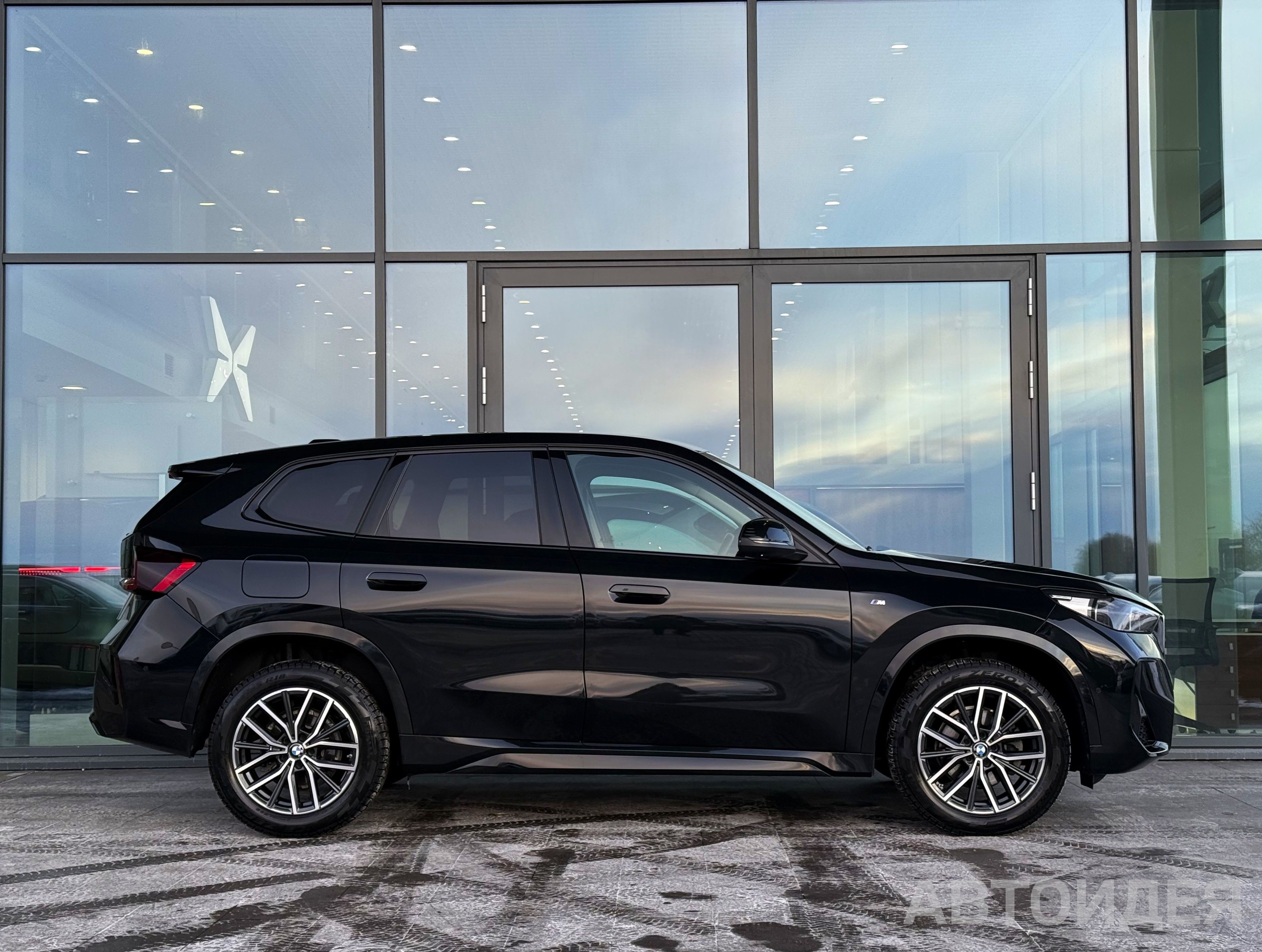 BMW X1 sDrive18i SAV Черный Сапфир металлик фото 2
