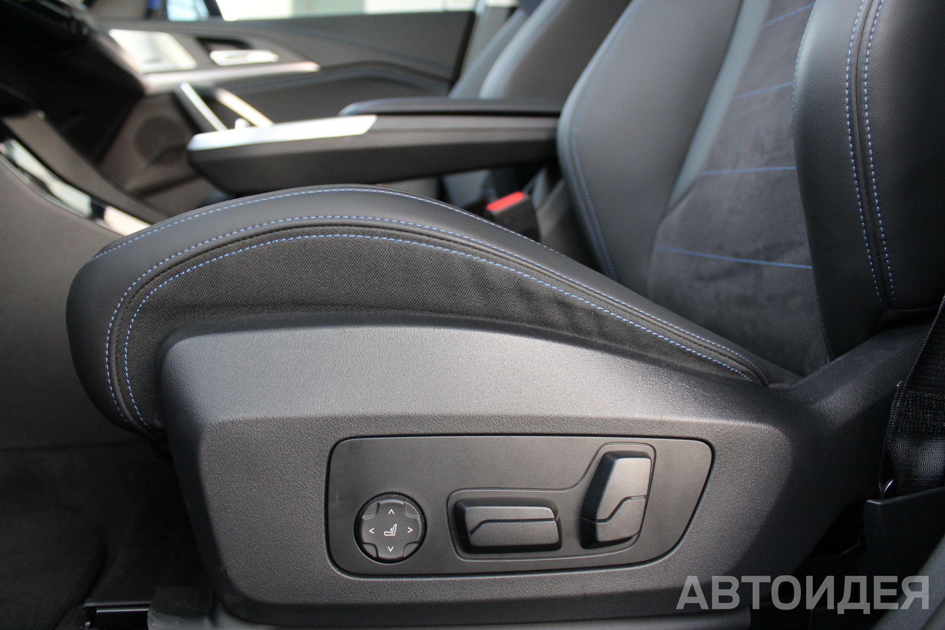 BMW i iX1 xDrive30L фото 9