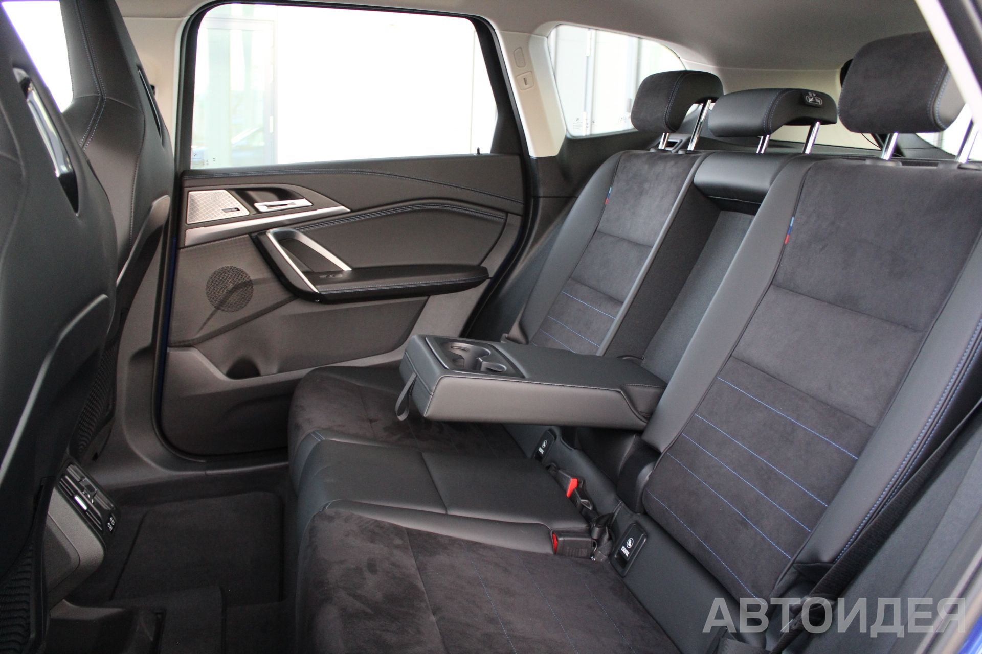 BMW i iX1 xDrive30L фото 10