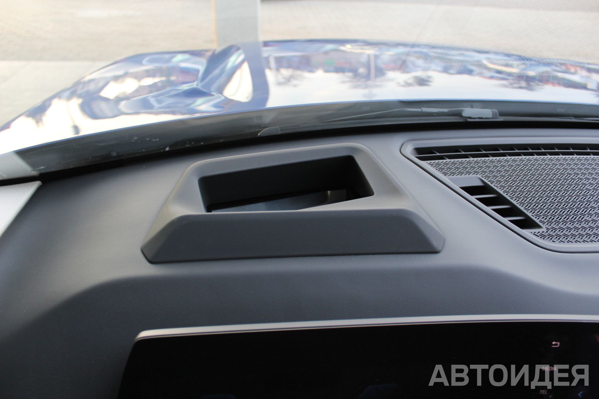 BMW i iX1 xDrive30L фото 12