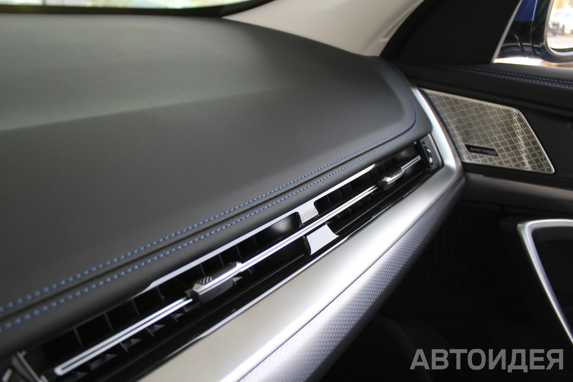 BMW i iX1 xDrive30L фото 29