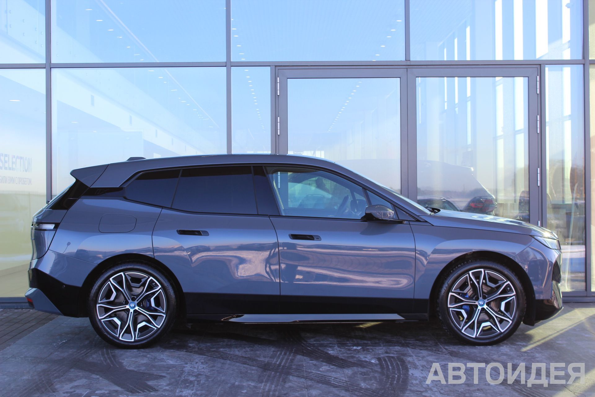 BMW i iX xDrive50 фото 2