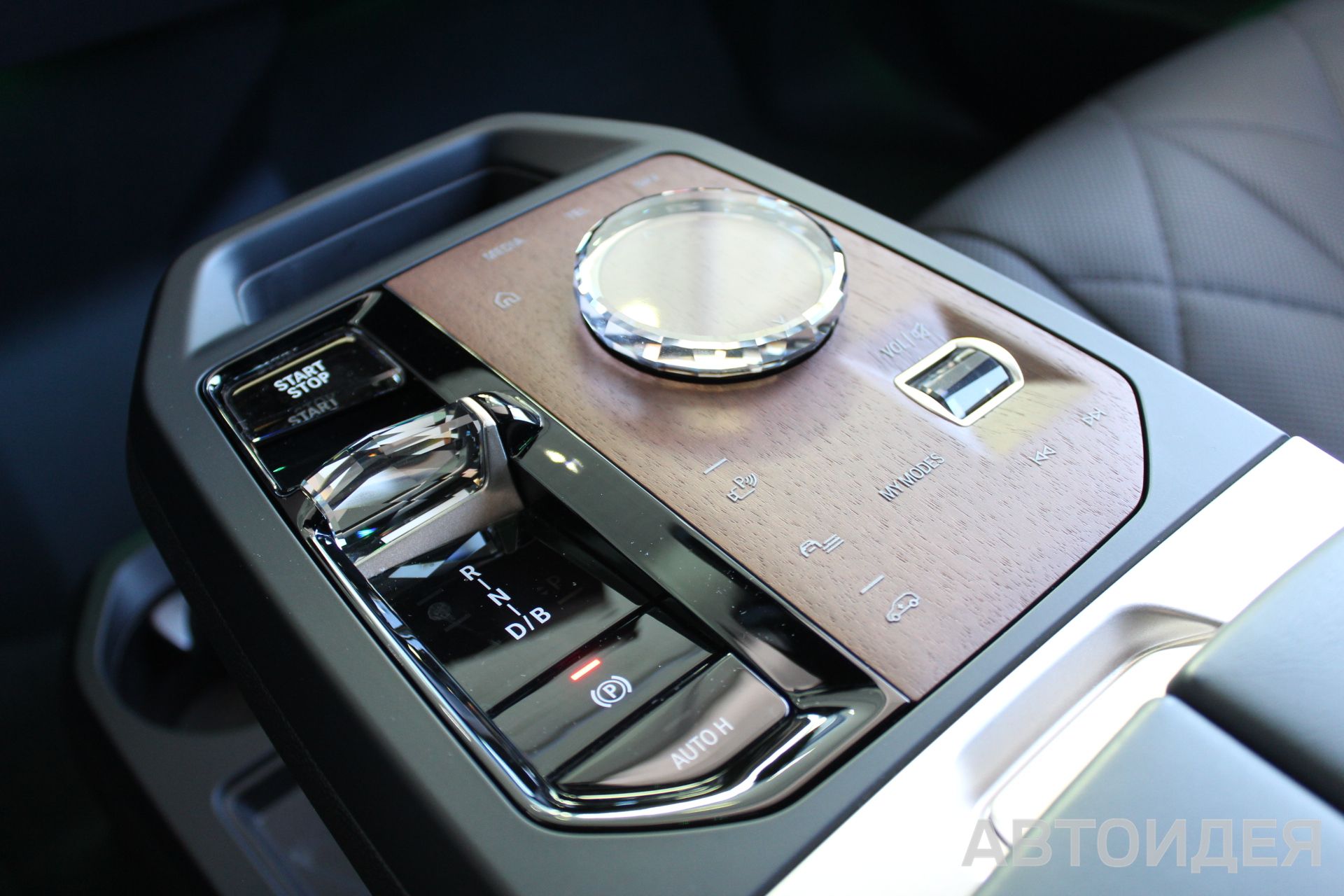 BMW i iX xDrive50 фото 10