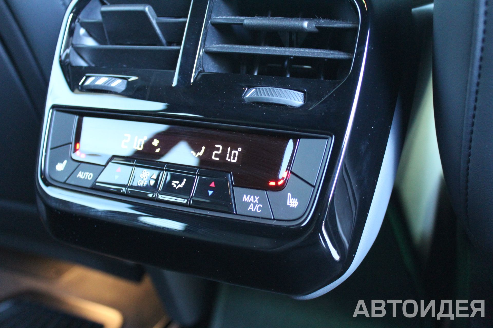 BMW i iX xDrive50 фото 12