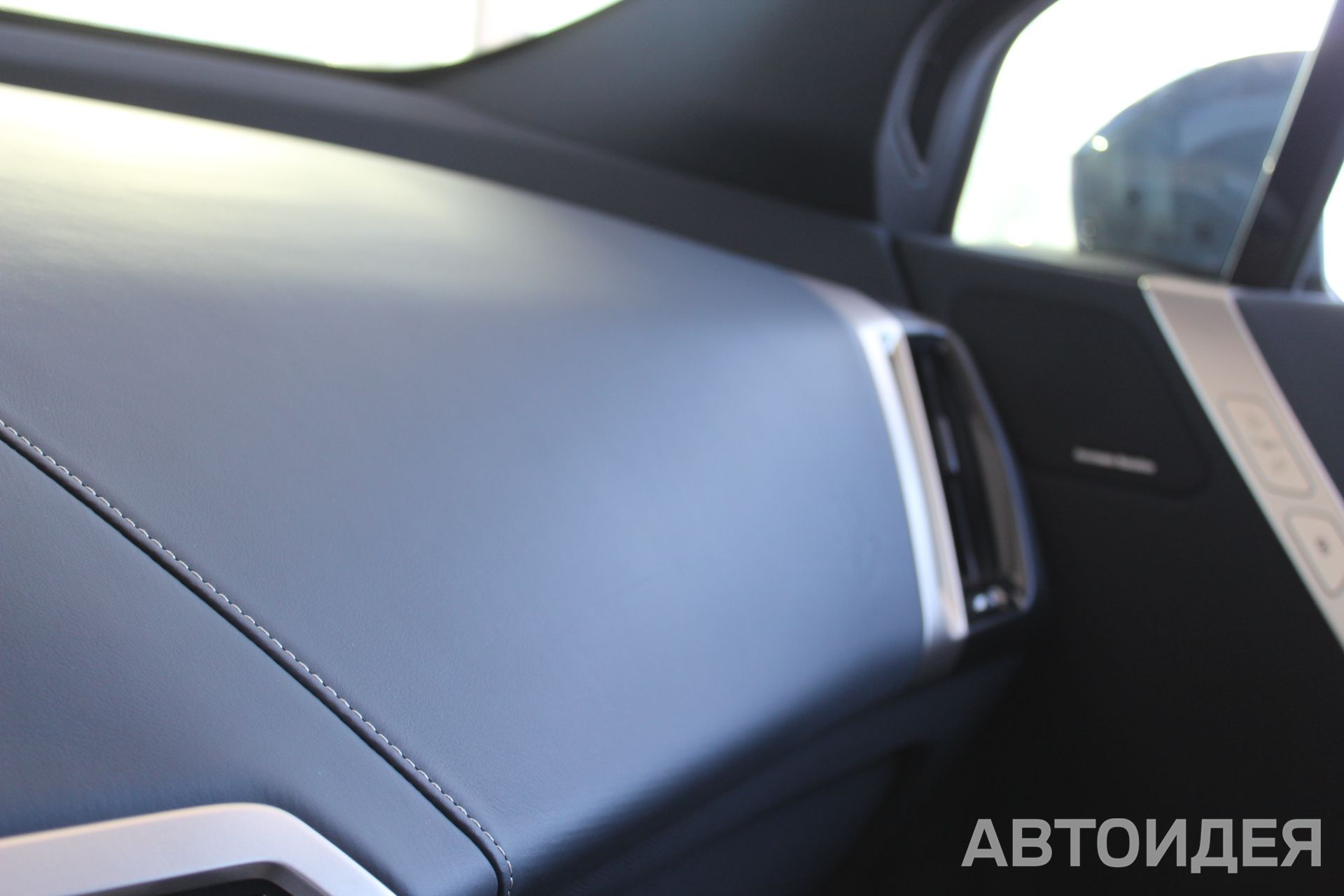 BMW i iX xDrive50 фото 14