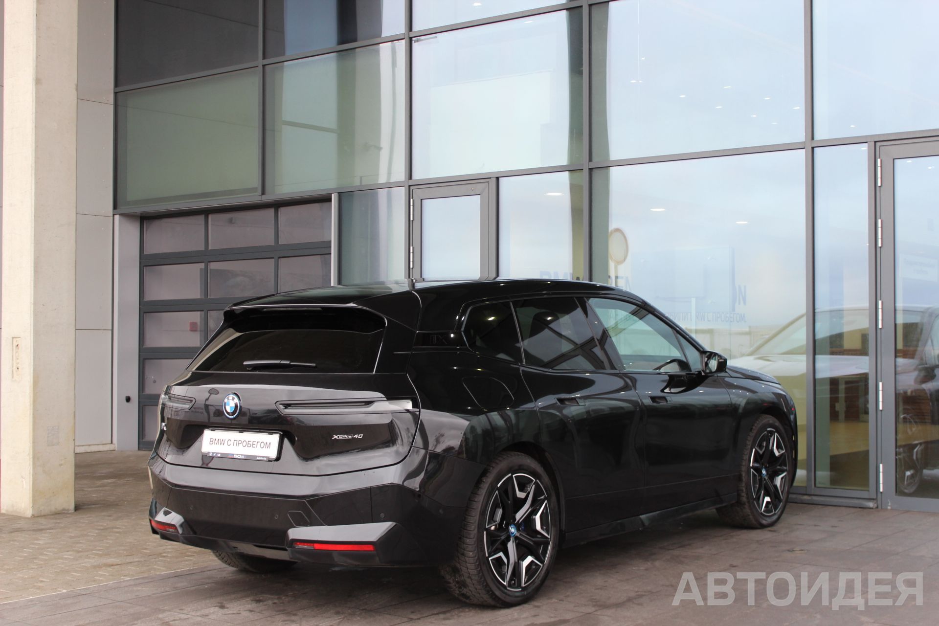 BMW i iX xDrive40 фото 3