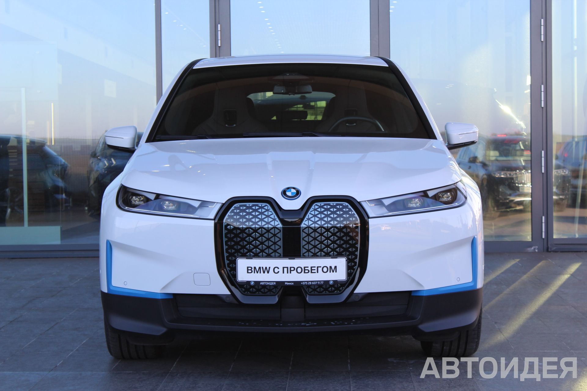 BMW i iX xDrive40 фото 1