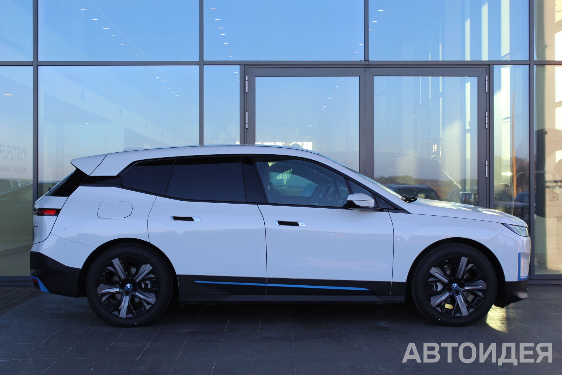 BMW i iX xDrive40 фото 2