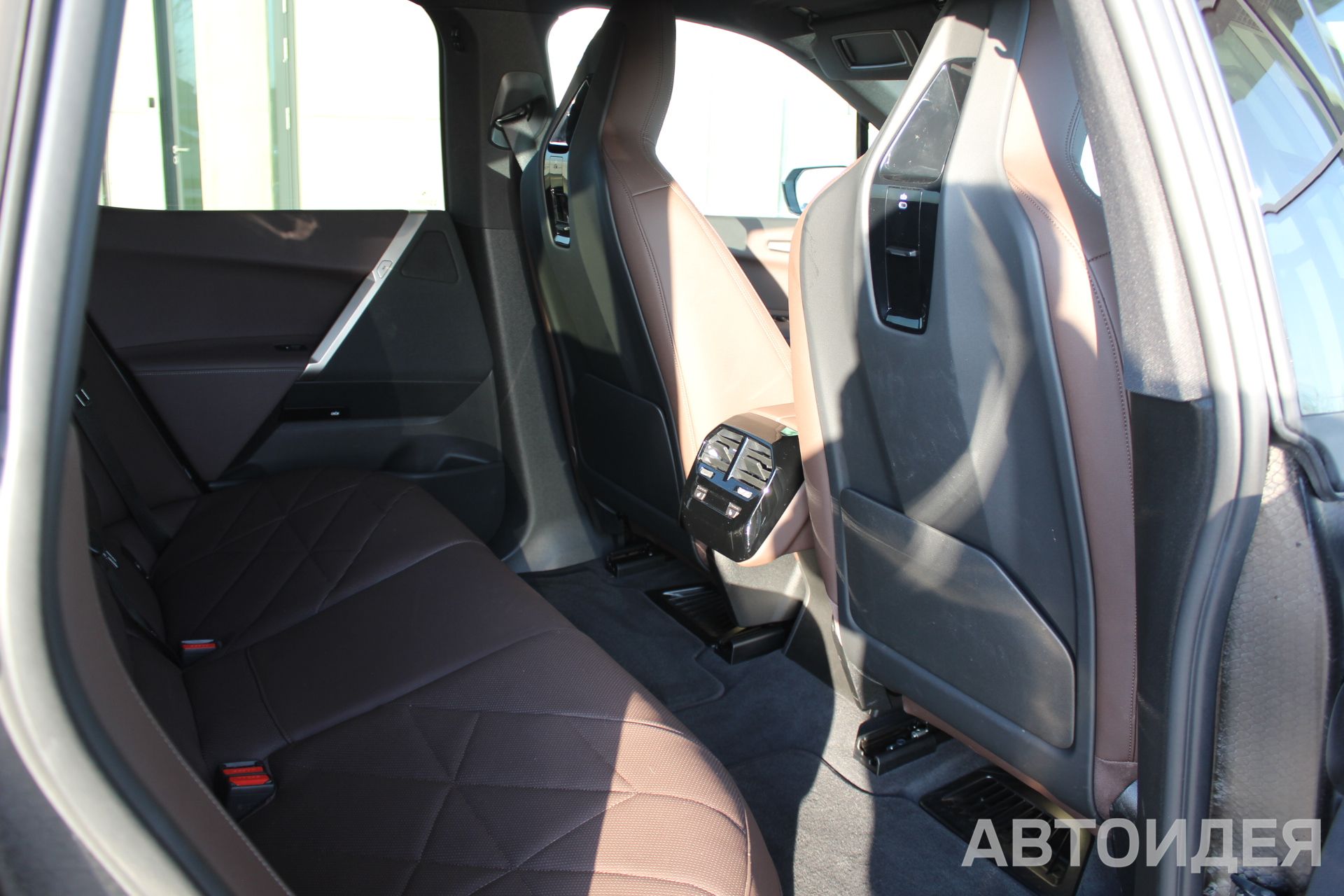 BMW i iX xDrive40 фото 9