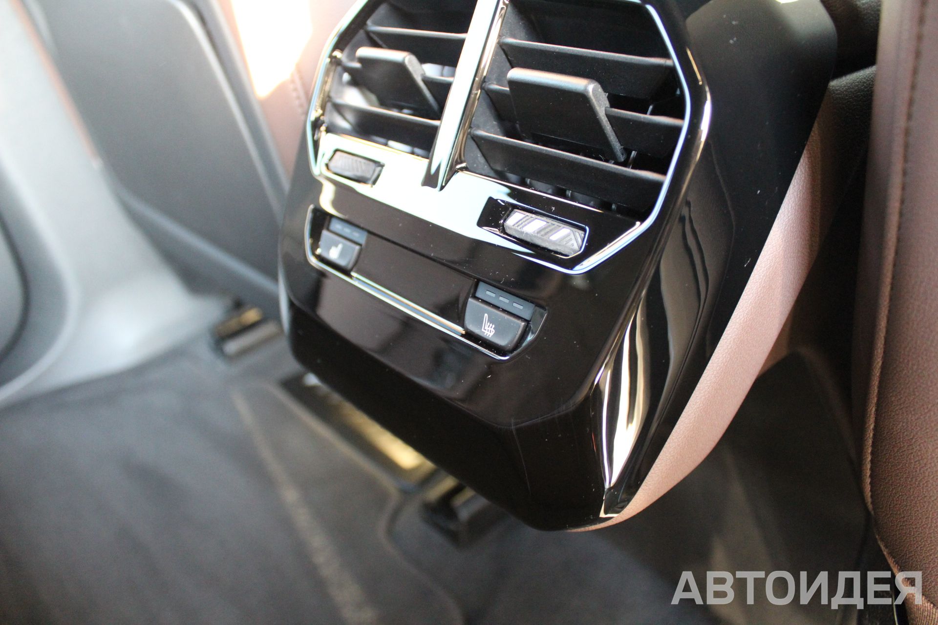 BMW i iX xDrive40 фото 10