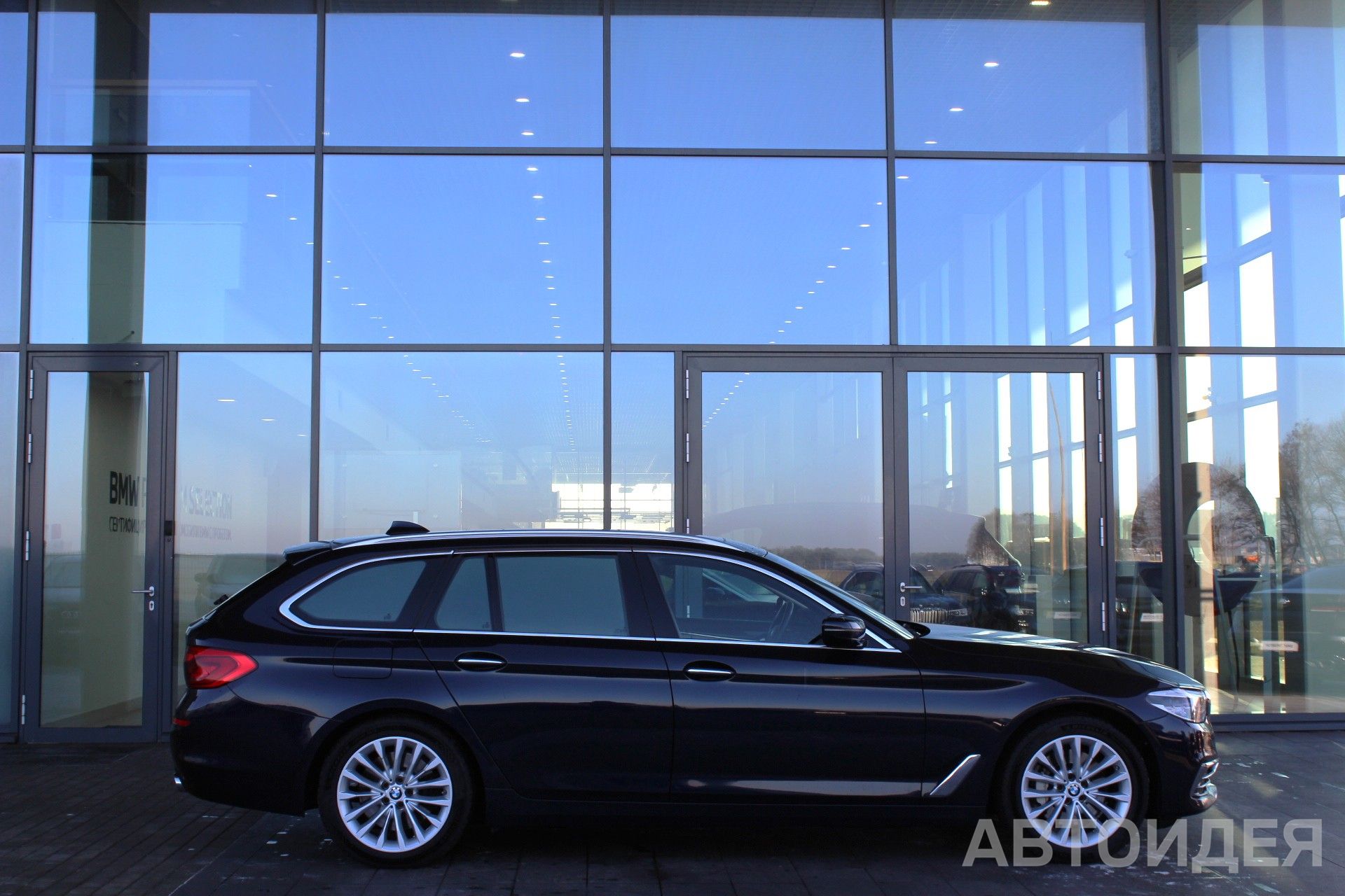 BMW 530d xDrive Touring фото 2