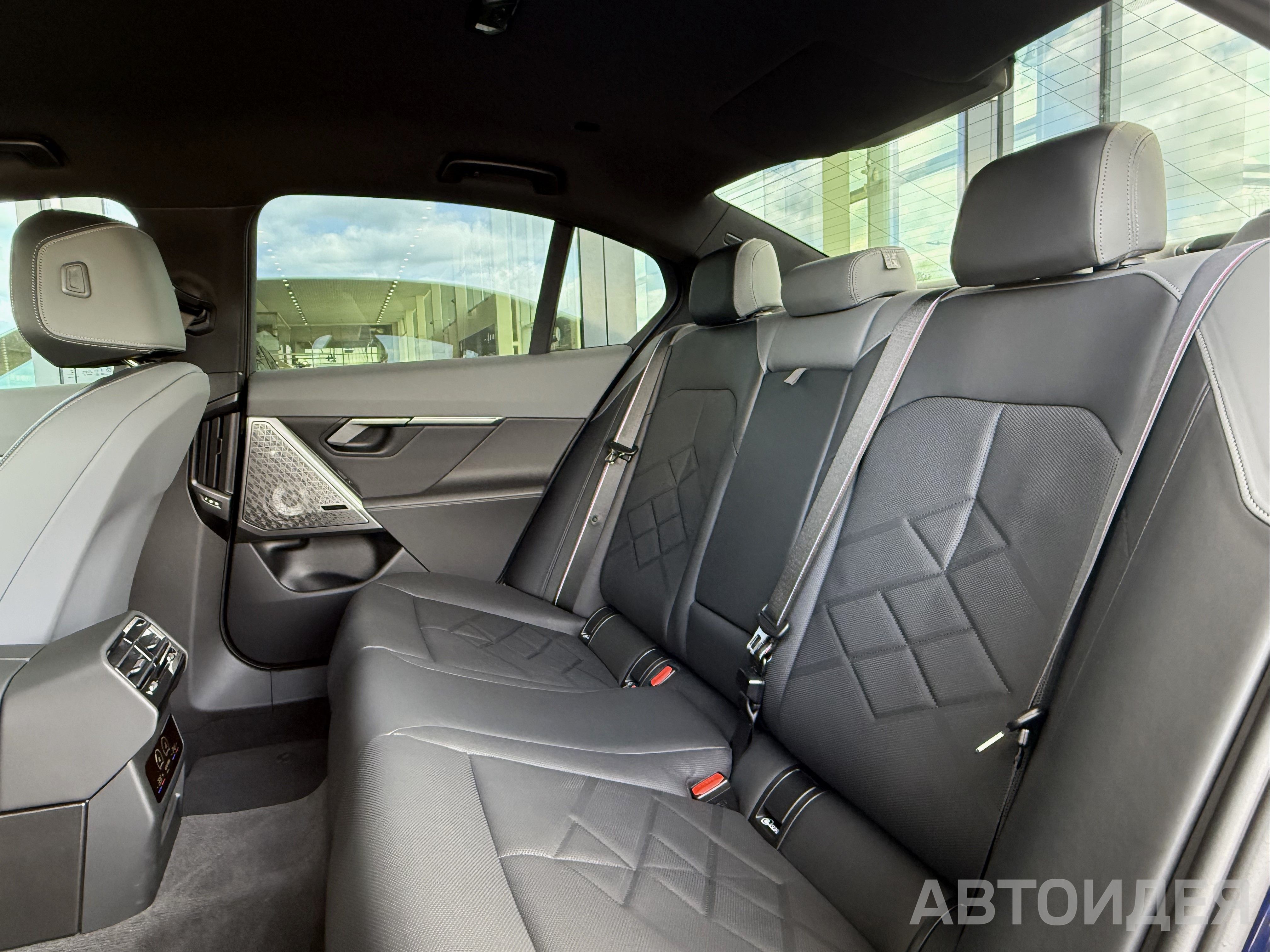 BMW i5 M60 xDrive Sedan фото 10