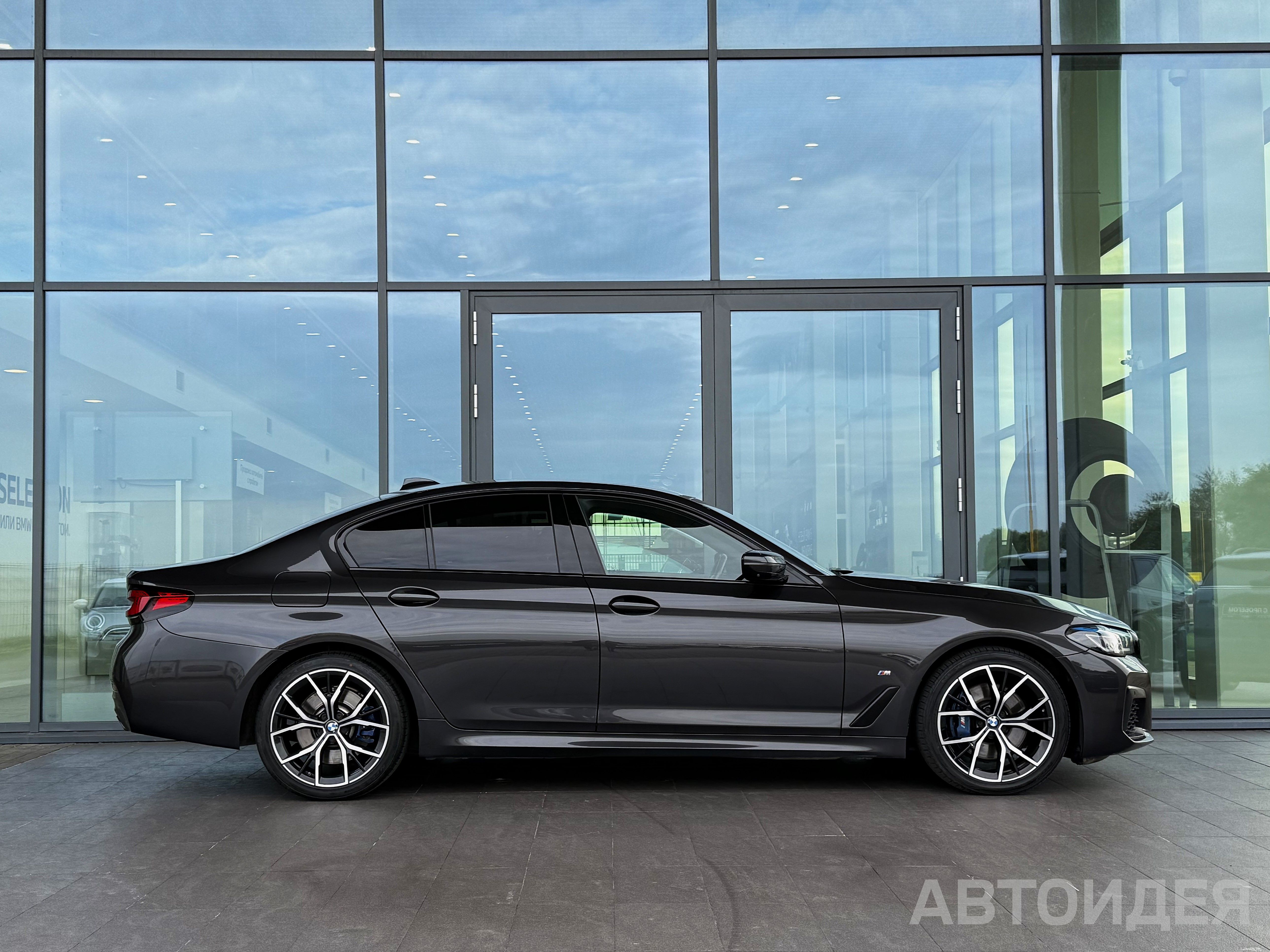 BMW 530i xDrive Sedan фото 2
