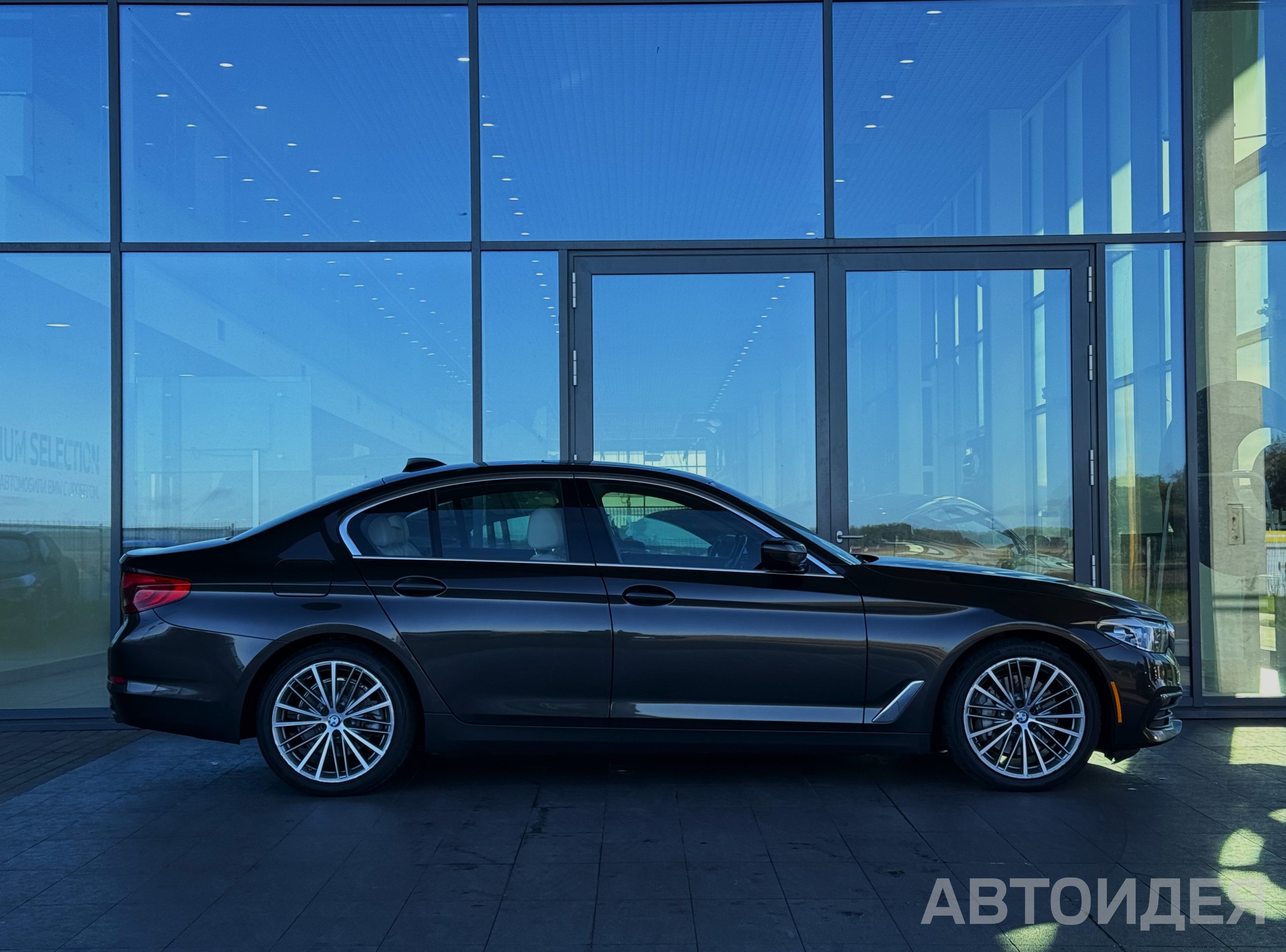 BMW 530i xDrive Sedan фото 2