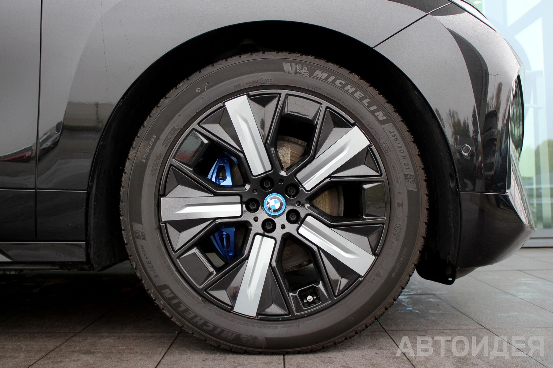 BMW i iX xDrive40 фото 6
