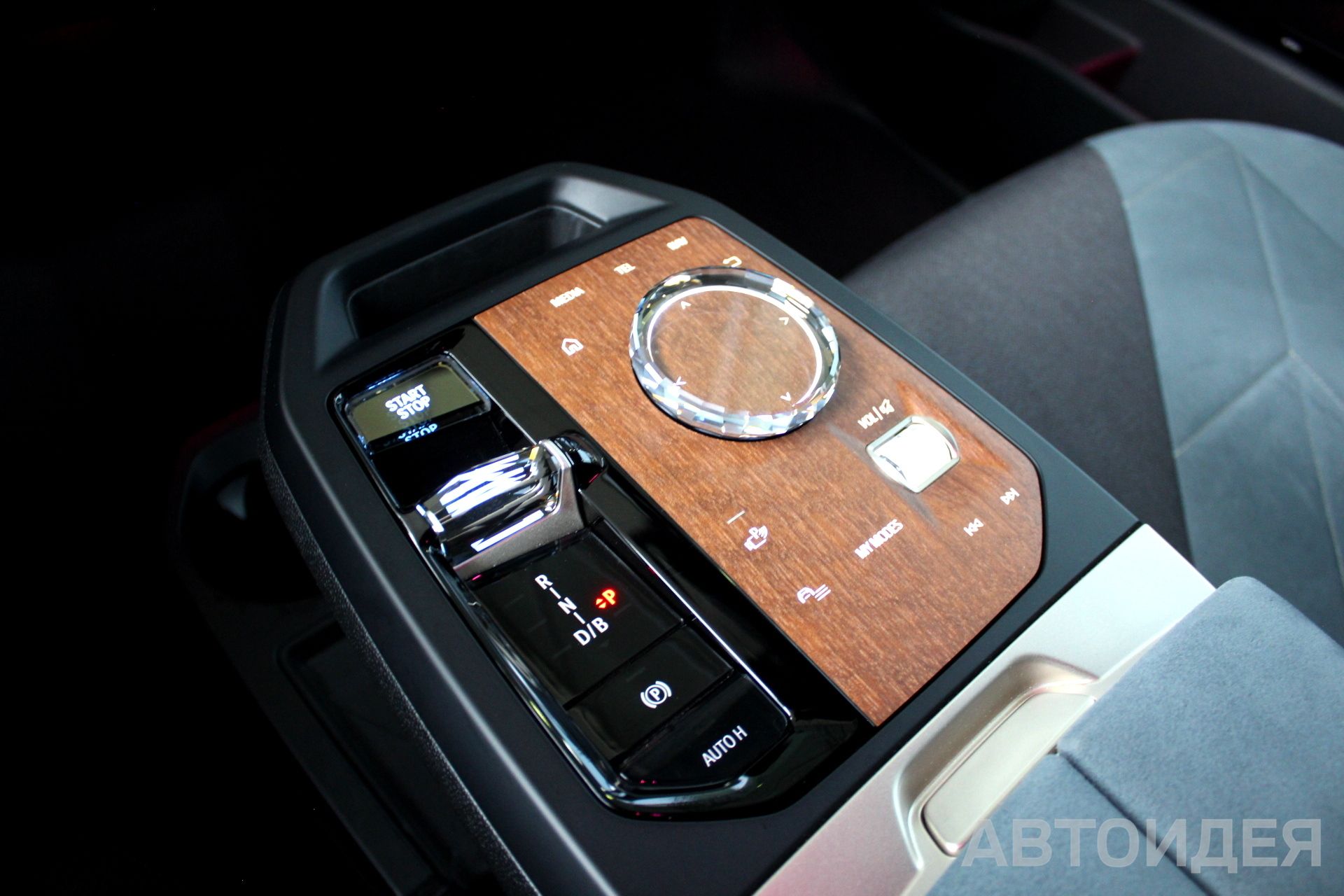 BMW i iX xDrive40 фото 20