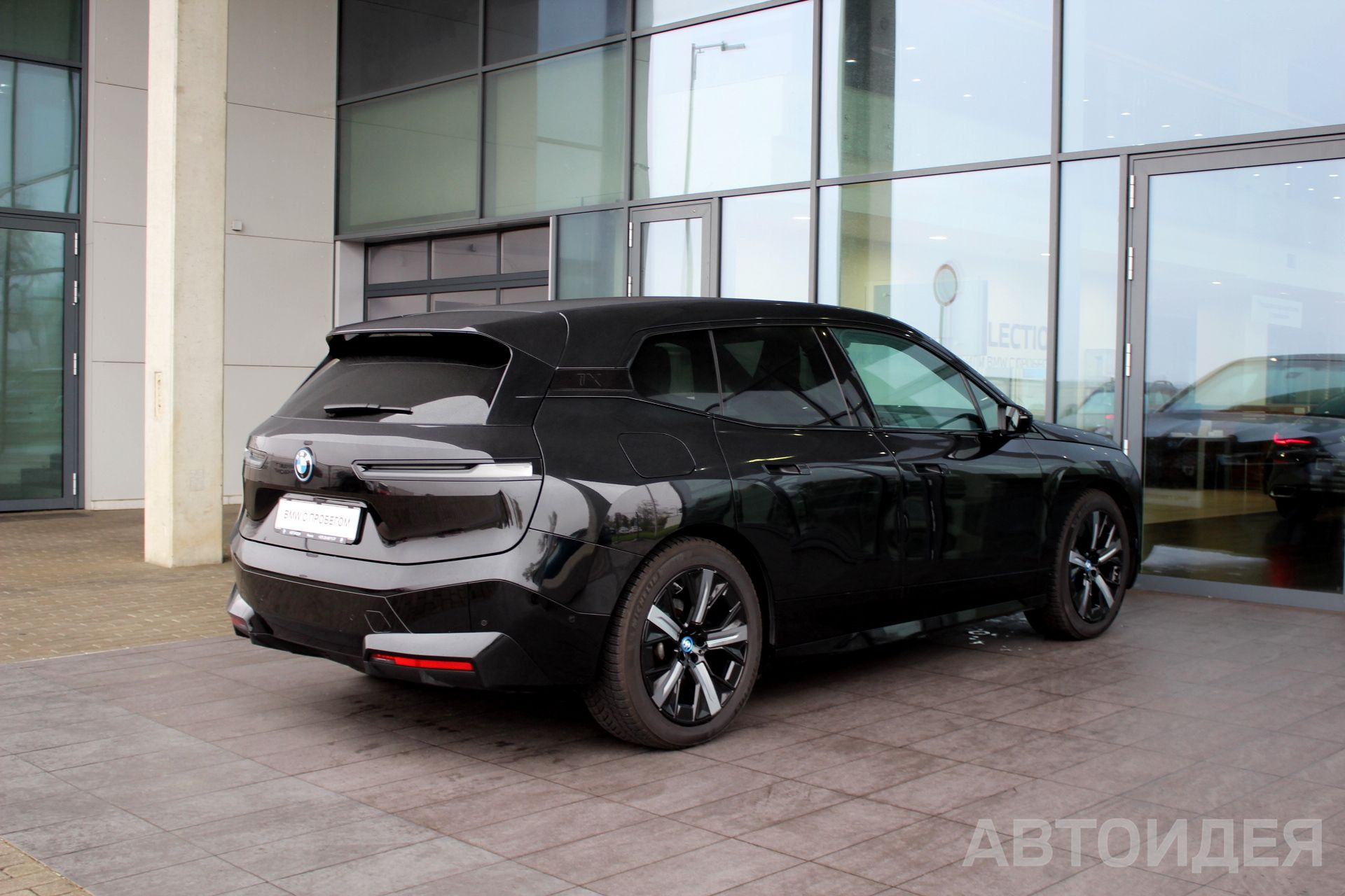 BMW i iX xDrive40 фото 1