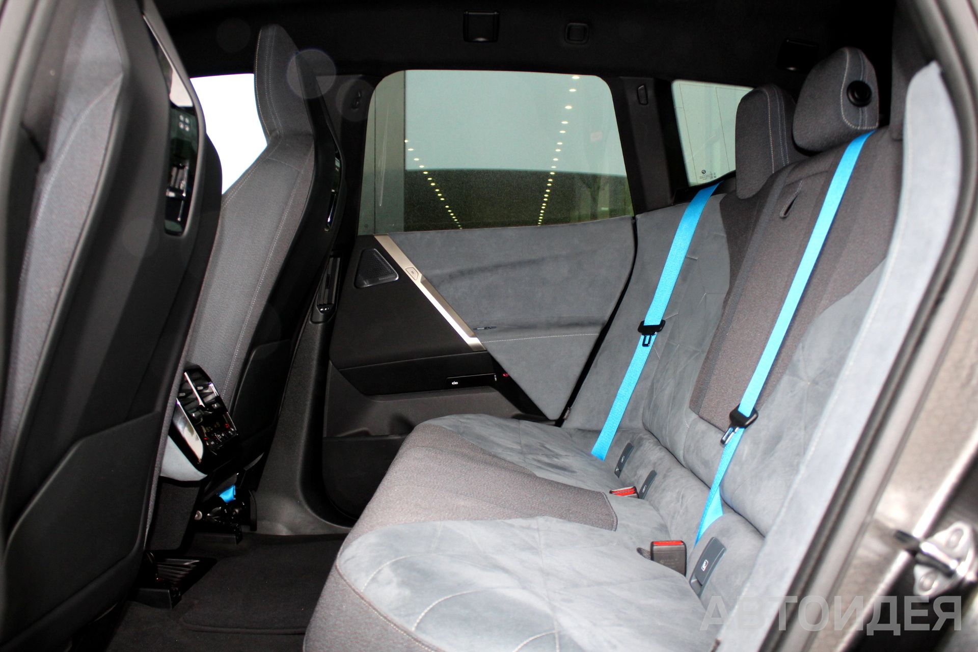 BMW i iX xDrive40 фото 25