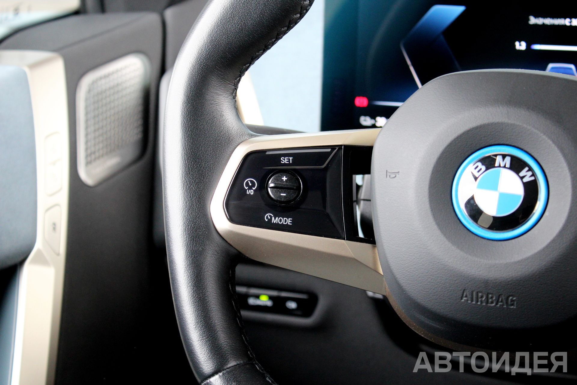 BMW i iX xDrive40 фото 10