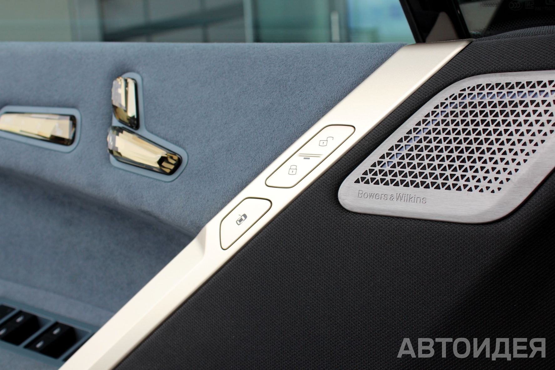 BMW i iX xDrive40 фото 22