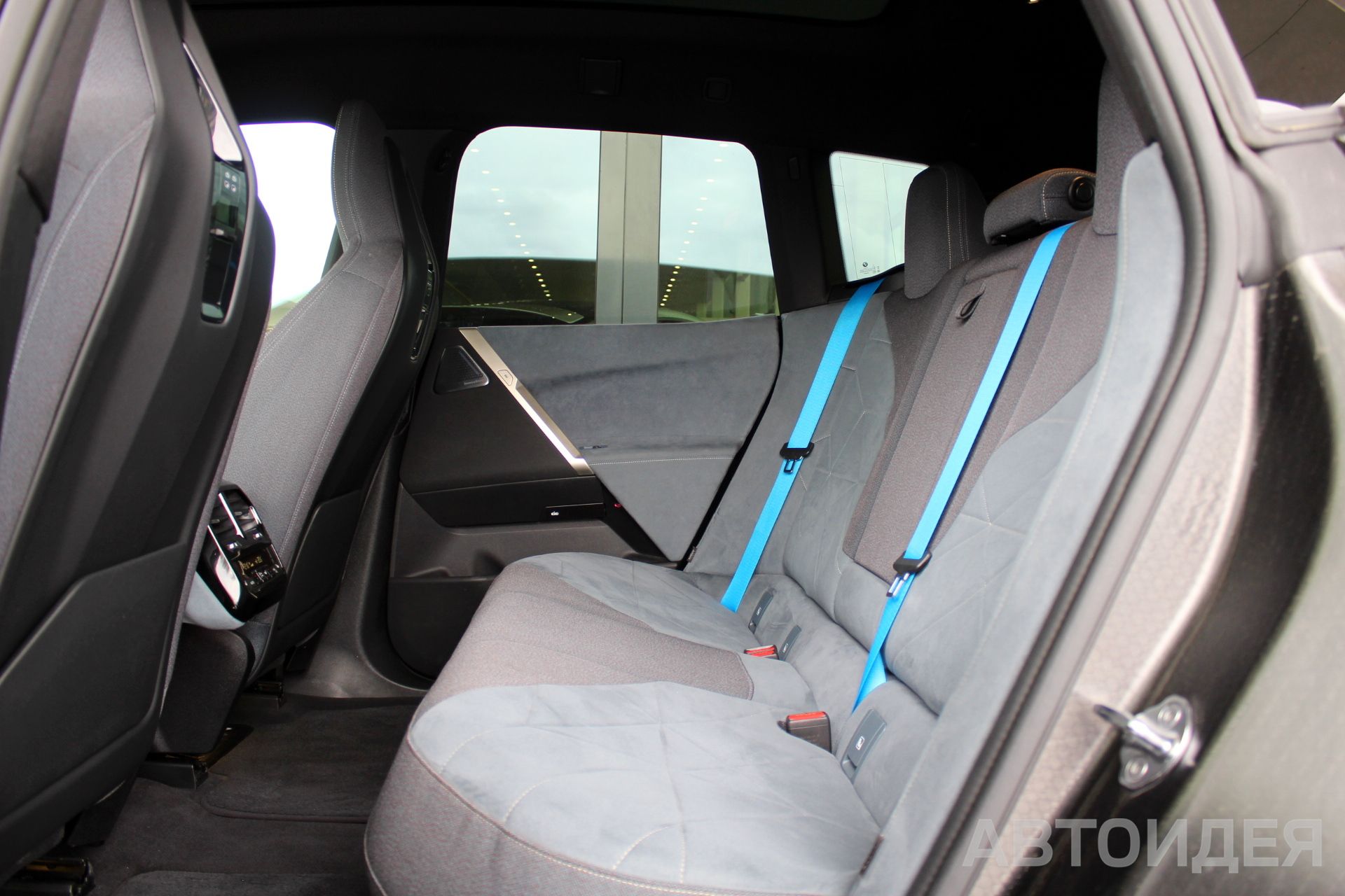 BMW i iX xDrive40 фото 25