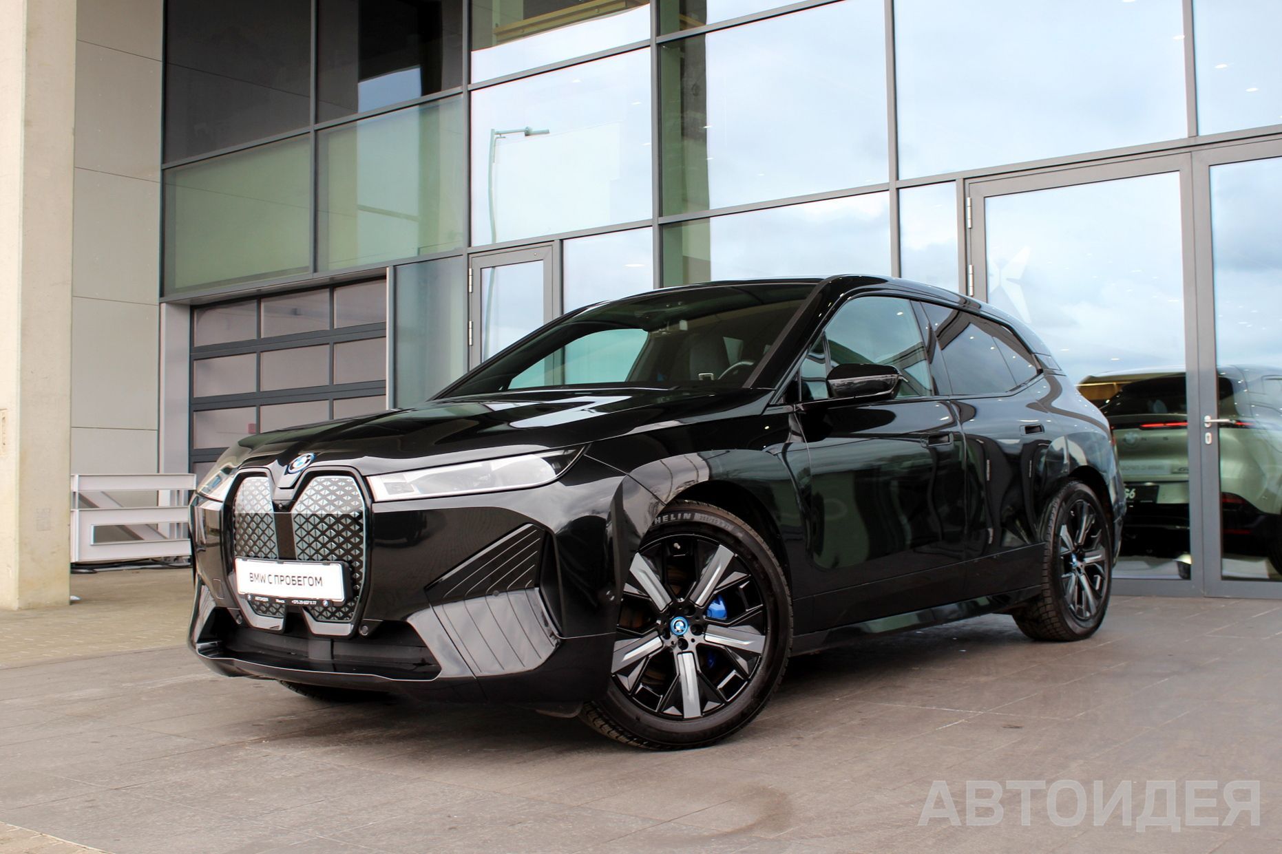 BMW i iX xDrive40 Черный Сапфир металлик