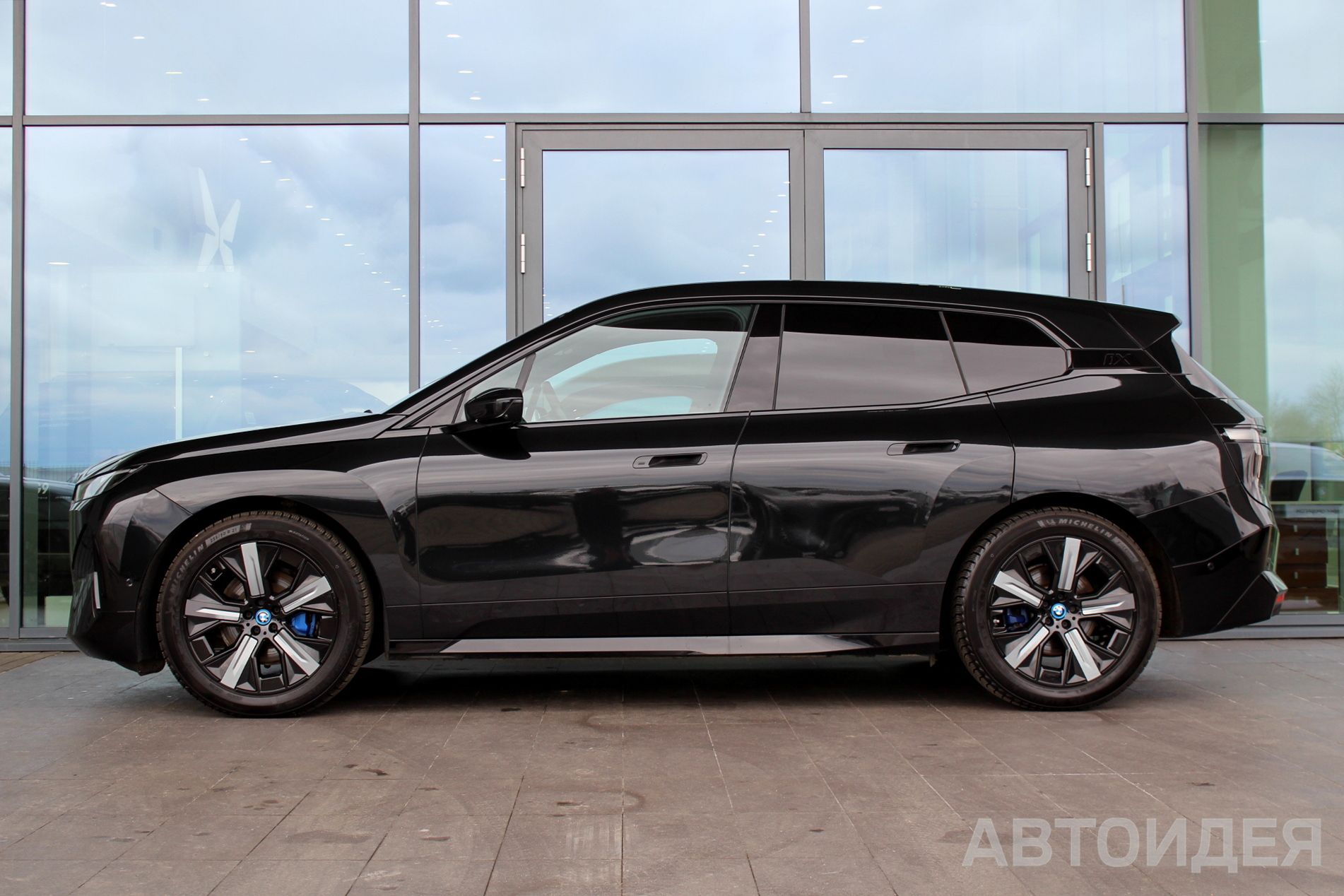 BMW i iX xDrive40 Черный Сапфир металлик фото 2