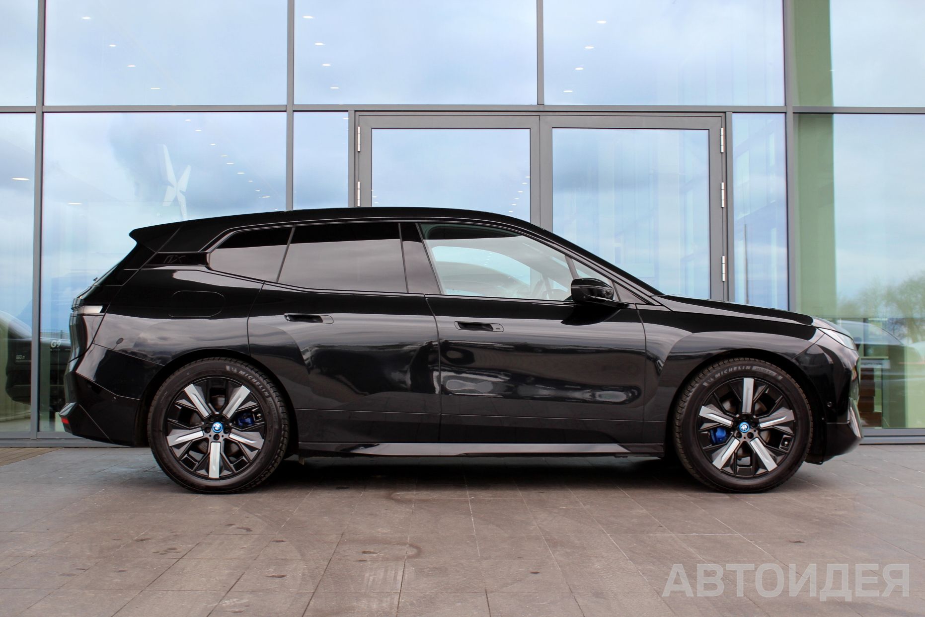 BMW i iX xDrive40 Черный Сапфир металлик фото 3