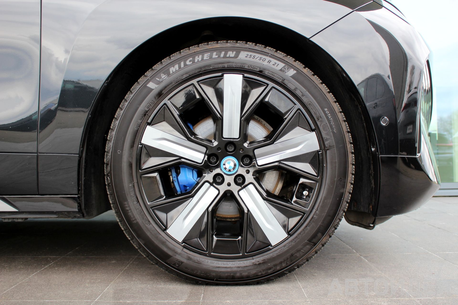BMW i iX xDrive40 Черный Сапфир металлик фото 6
