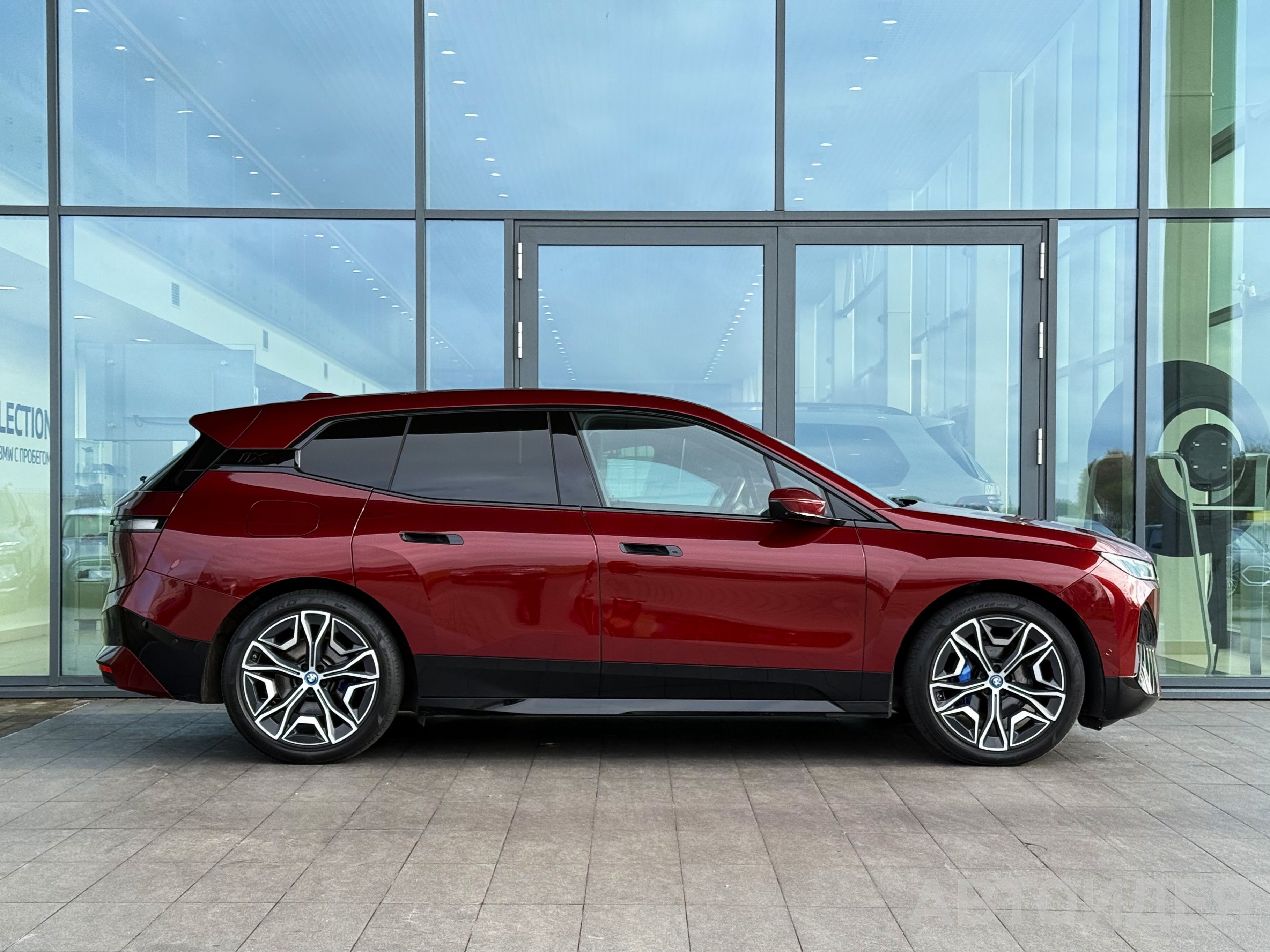 BMW i iX xDrive40 фото 2