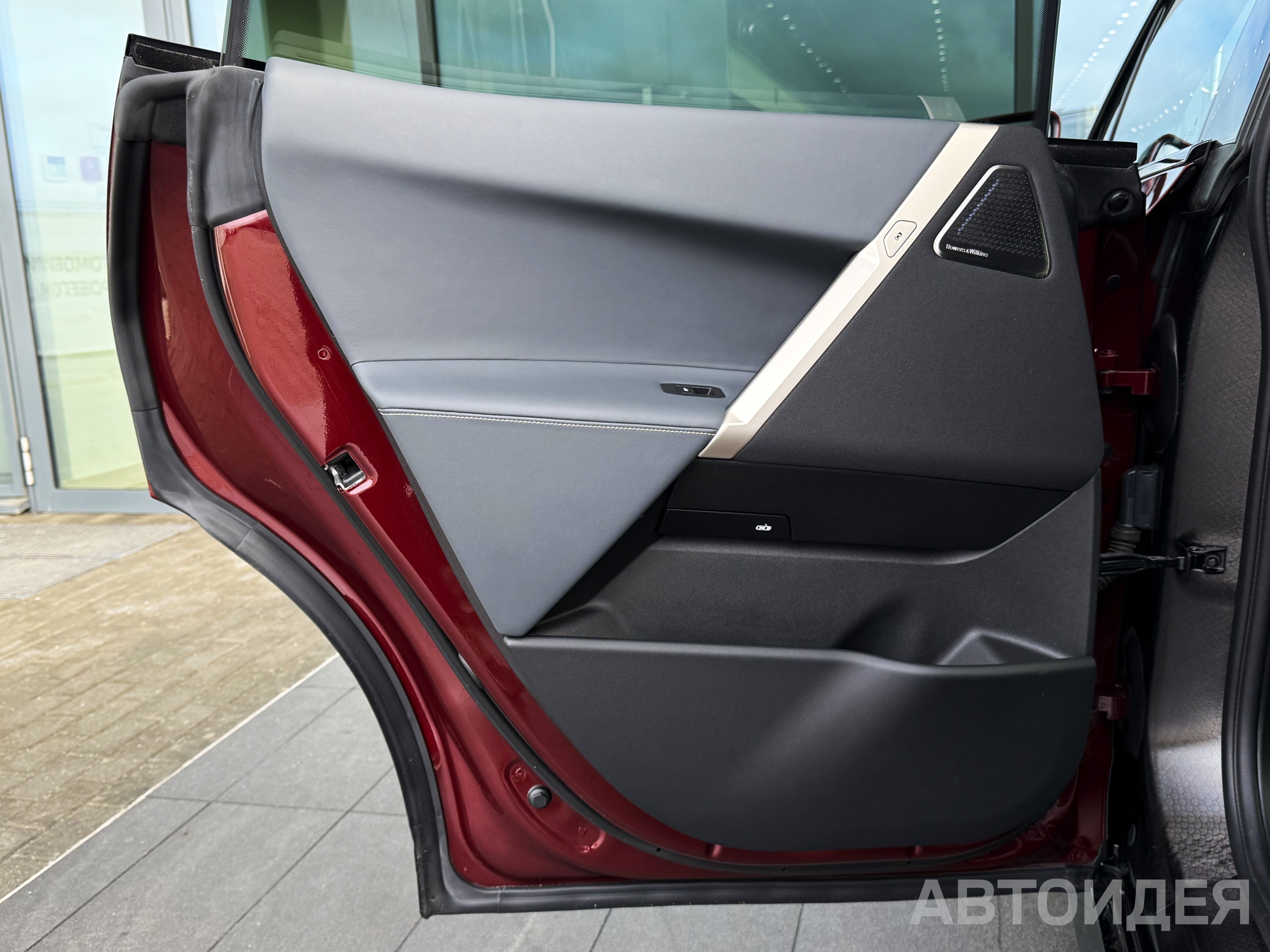 BMW i iX xDrive40 фото 10