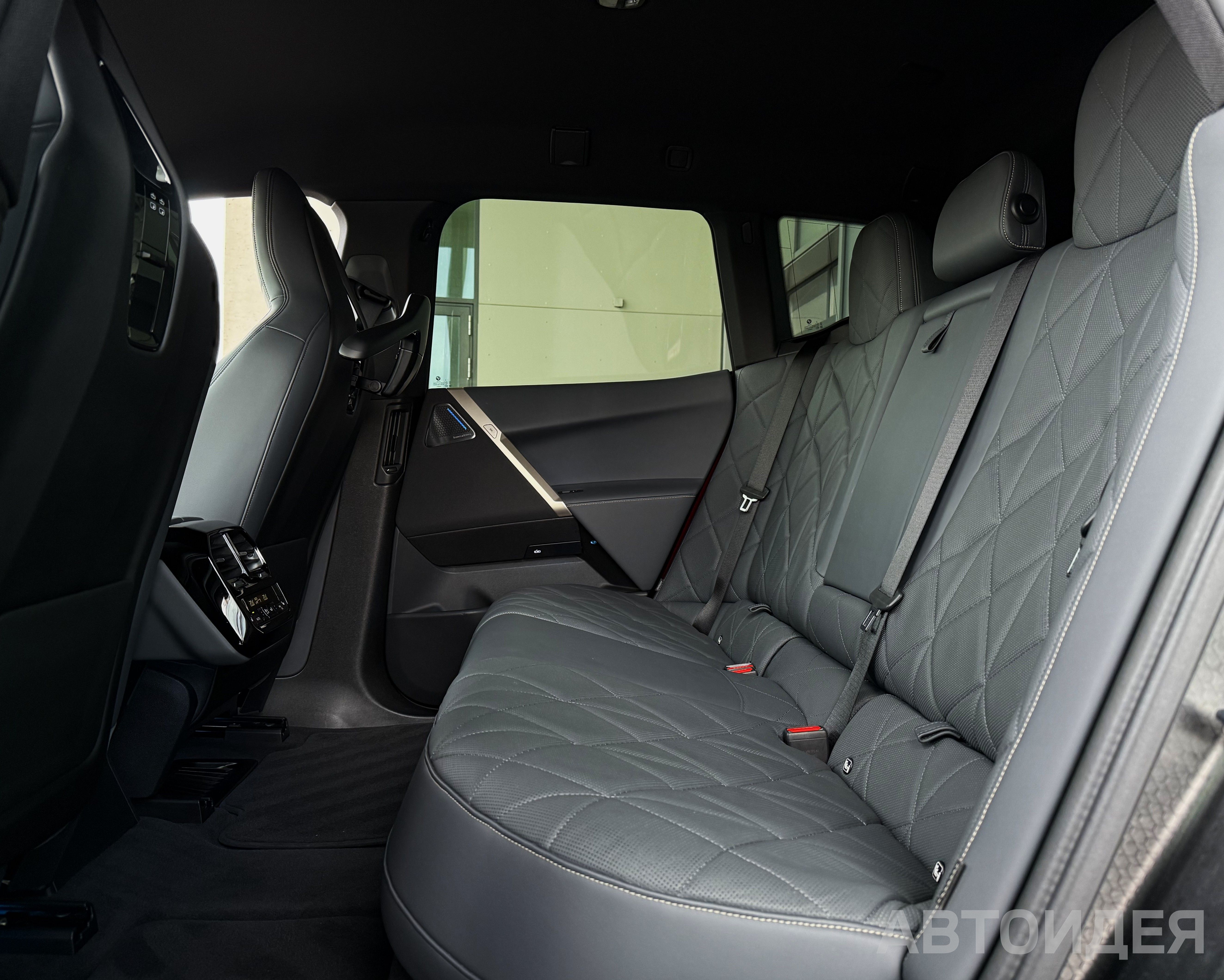 BMW i iX xDrive40 фото 11