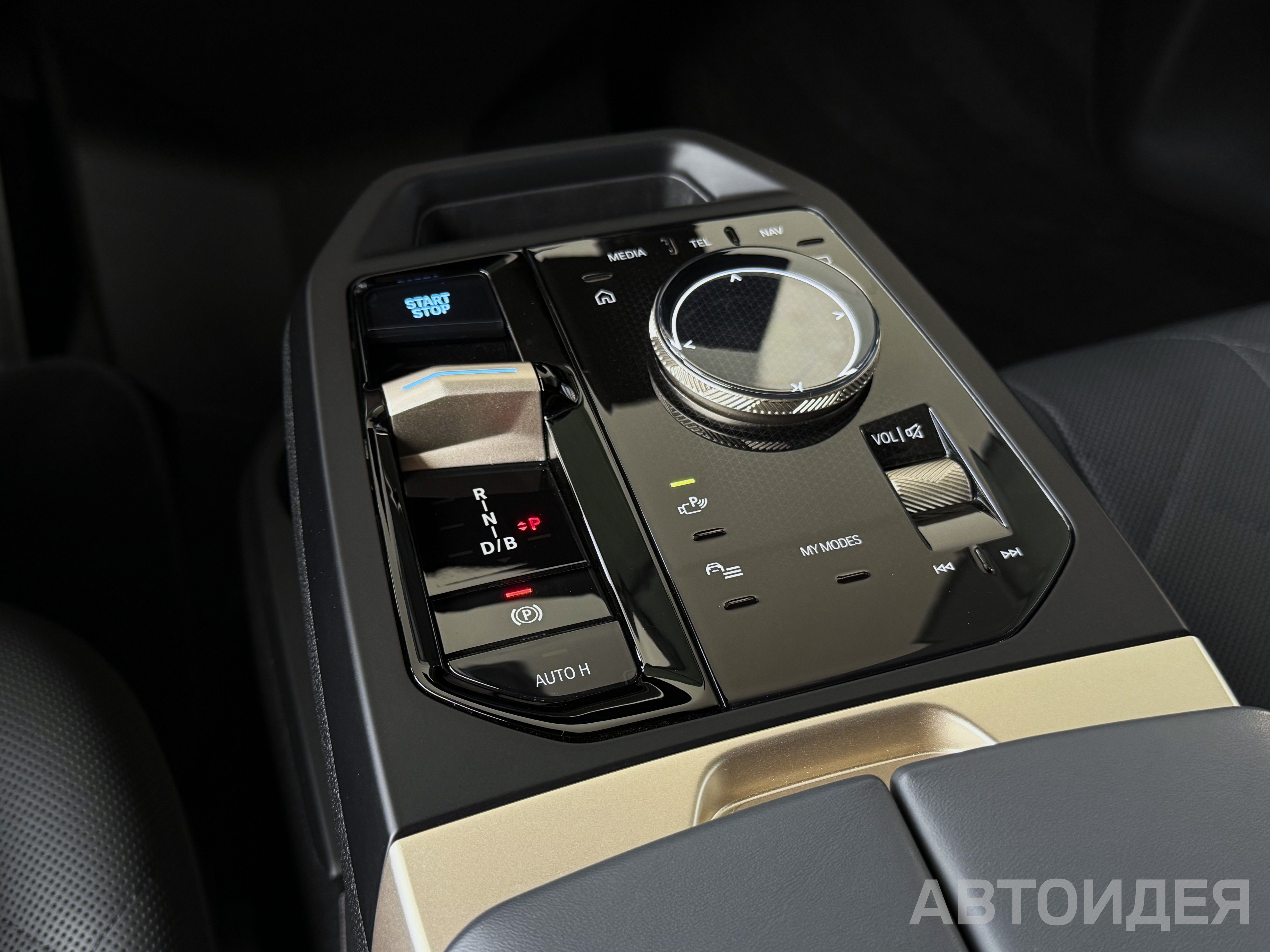 BMW i iX xDrive40 фото 13