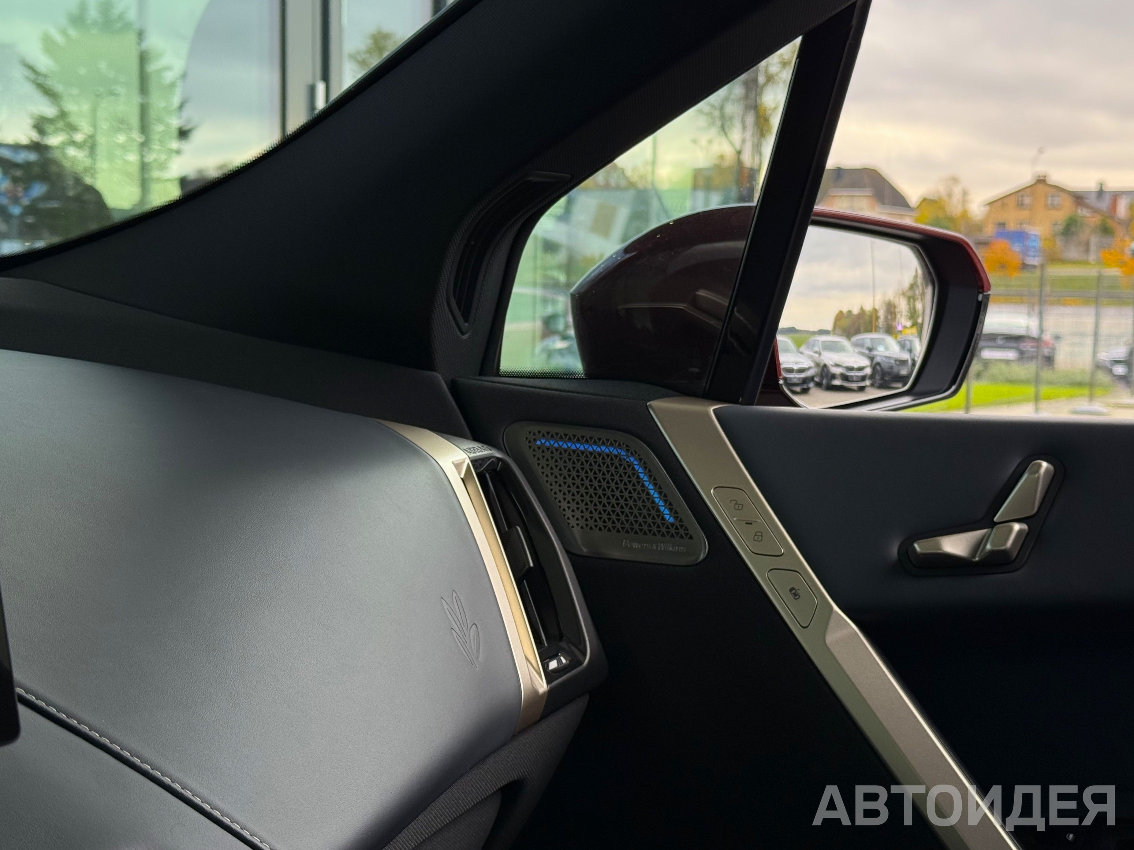 BMW i iX xDrive40 фото 24