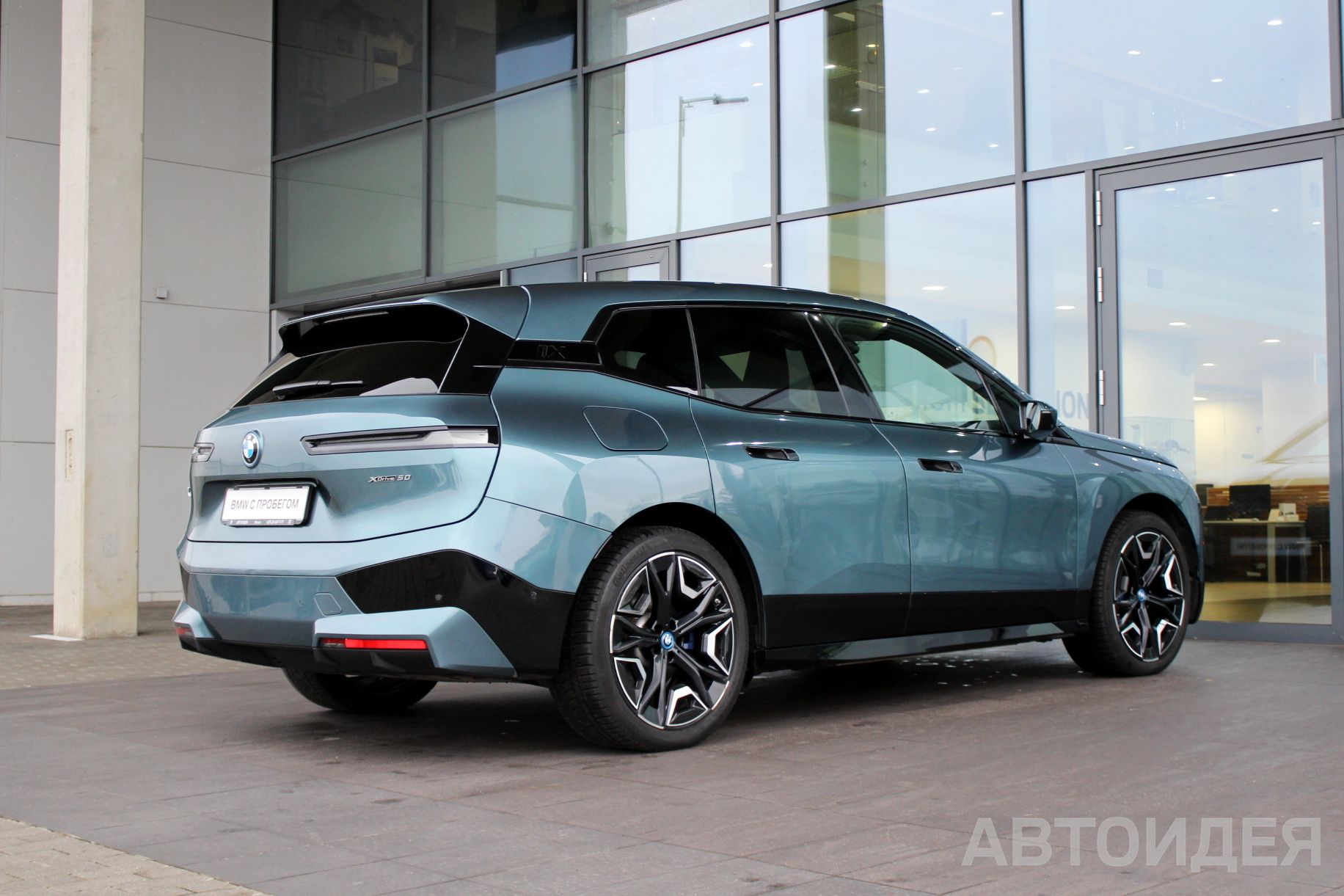 BMW i iX xDrive50 фото 1