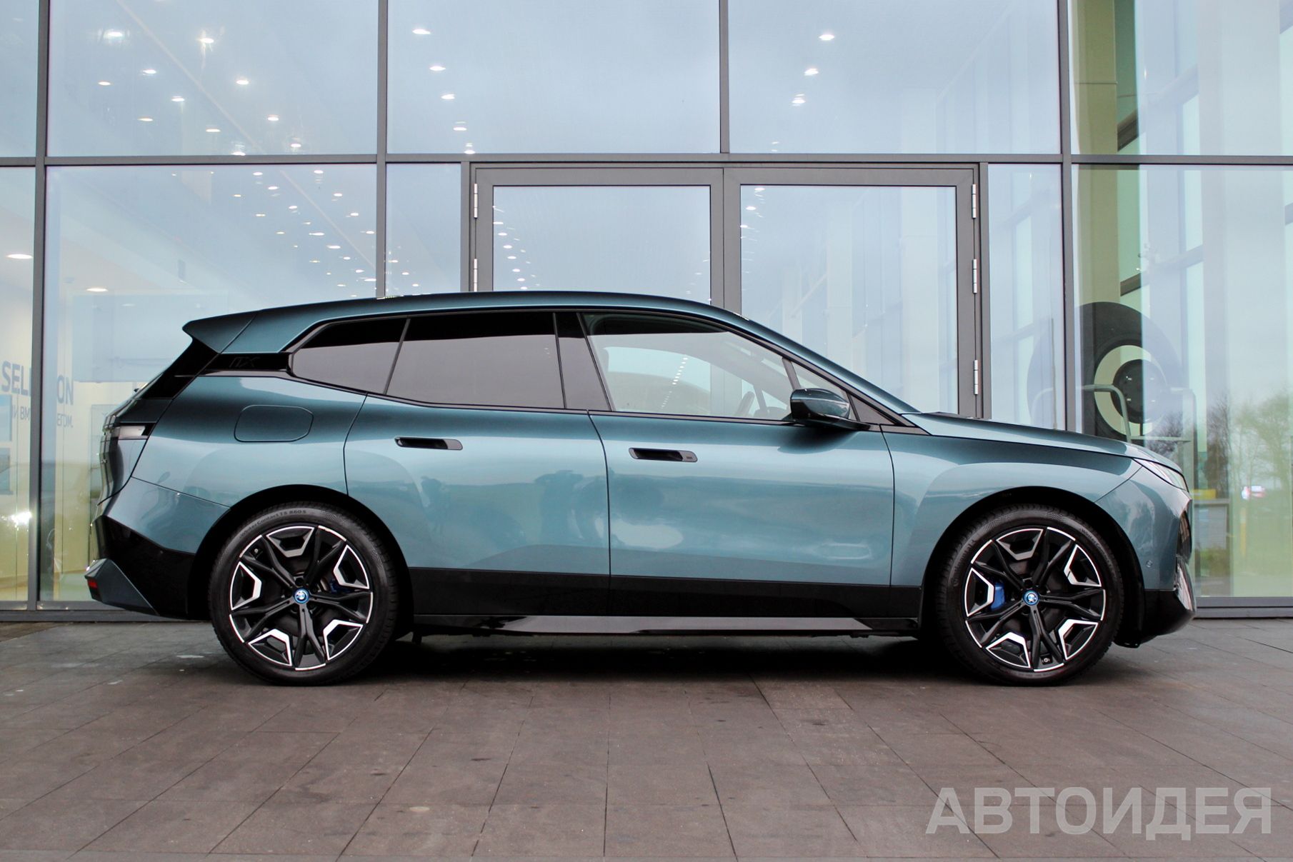 BMW i iX xDrive50 фото 3