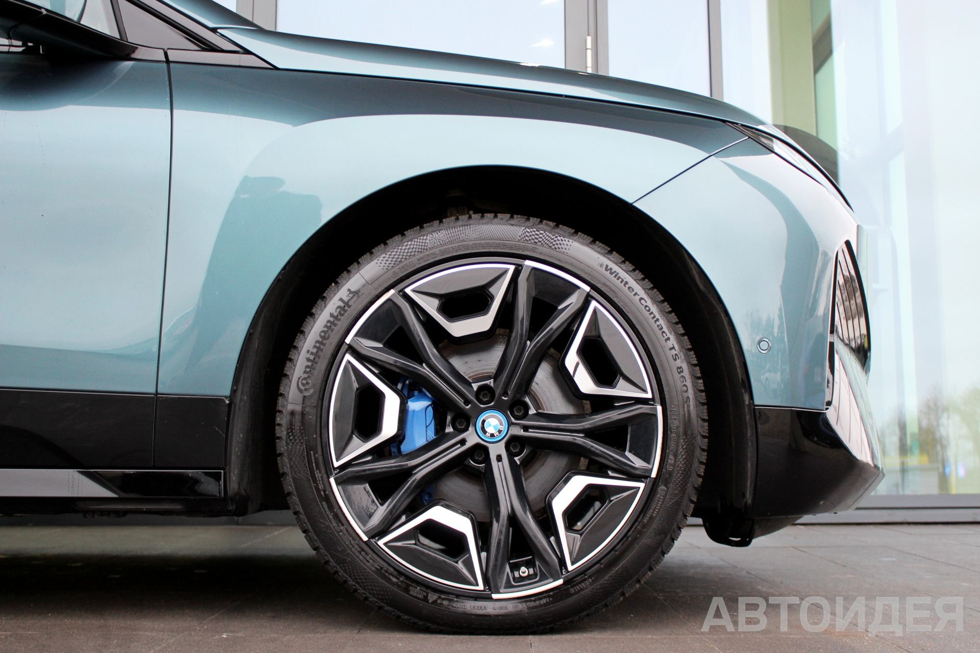 BMW i iX xDrive50 фото 6