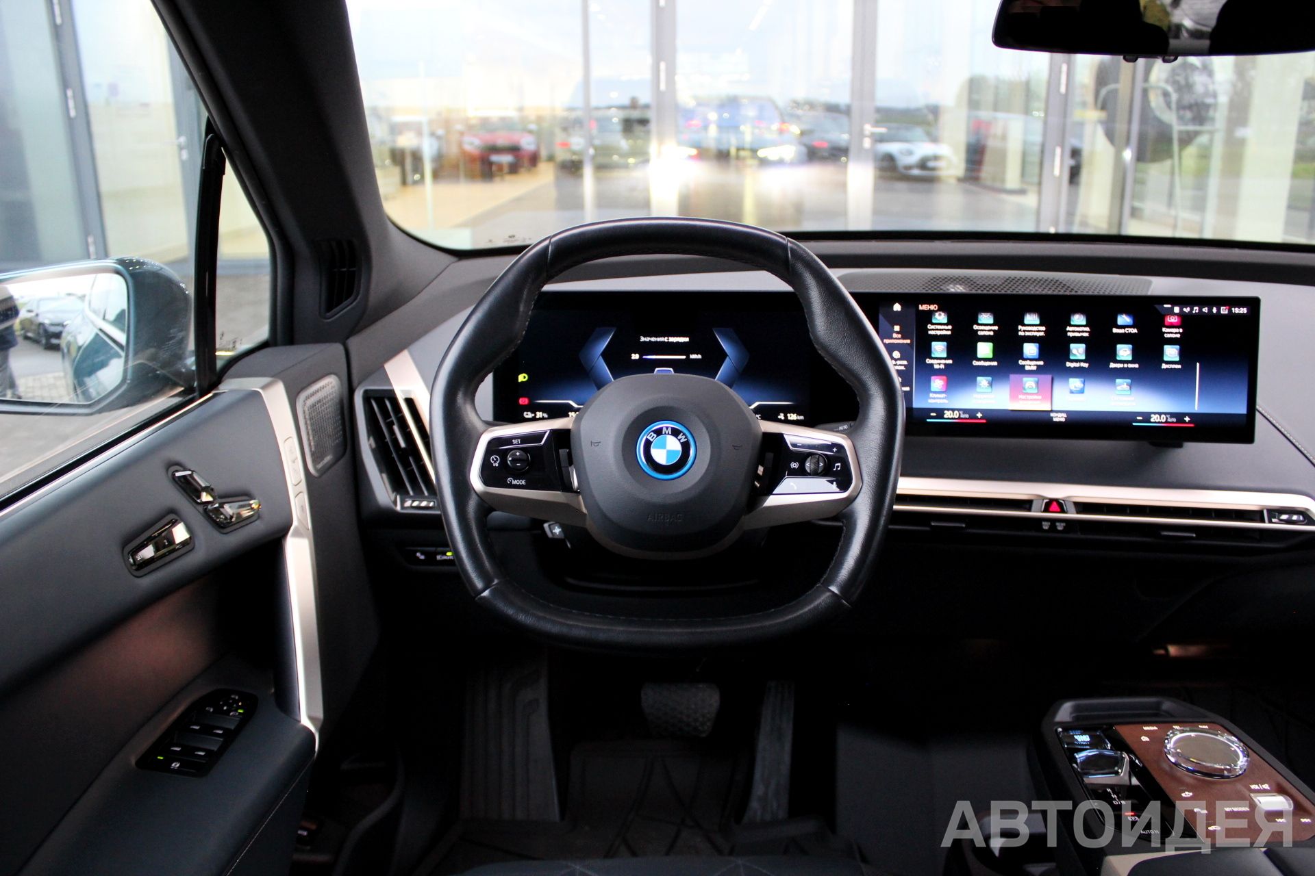 BMW i iX xDrive50 фото 9