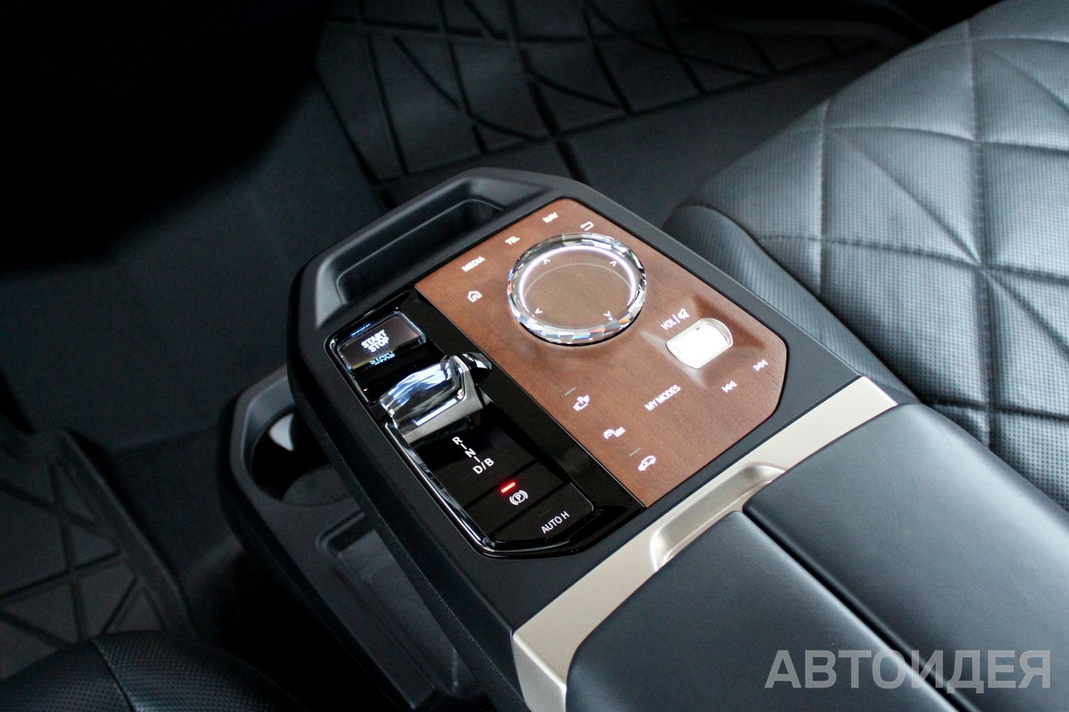 BMW i iX xDrive50 фото 21