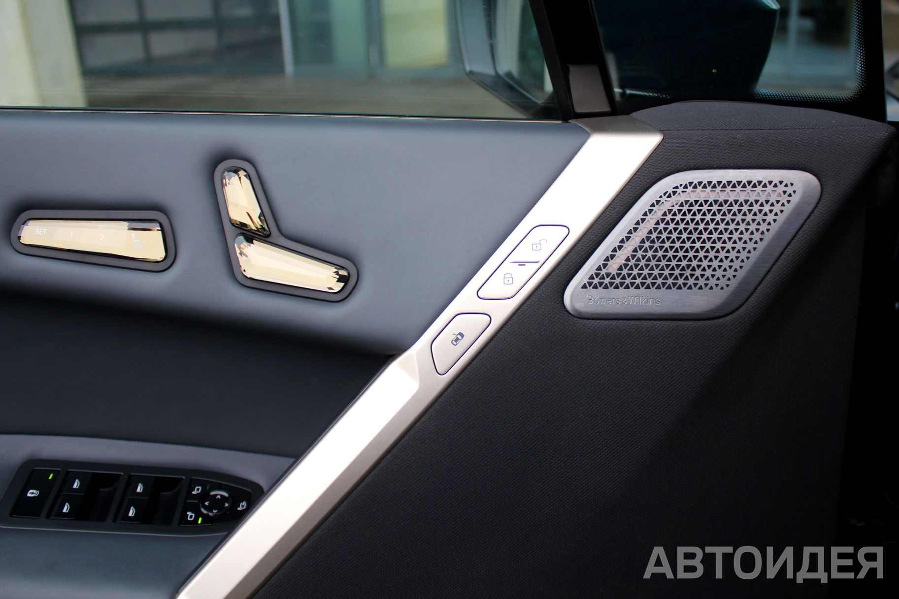 BMW i iX xDrive50 фото 23