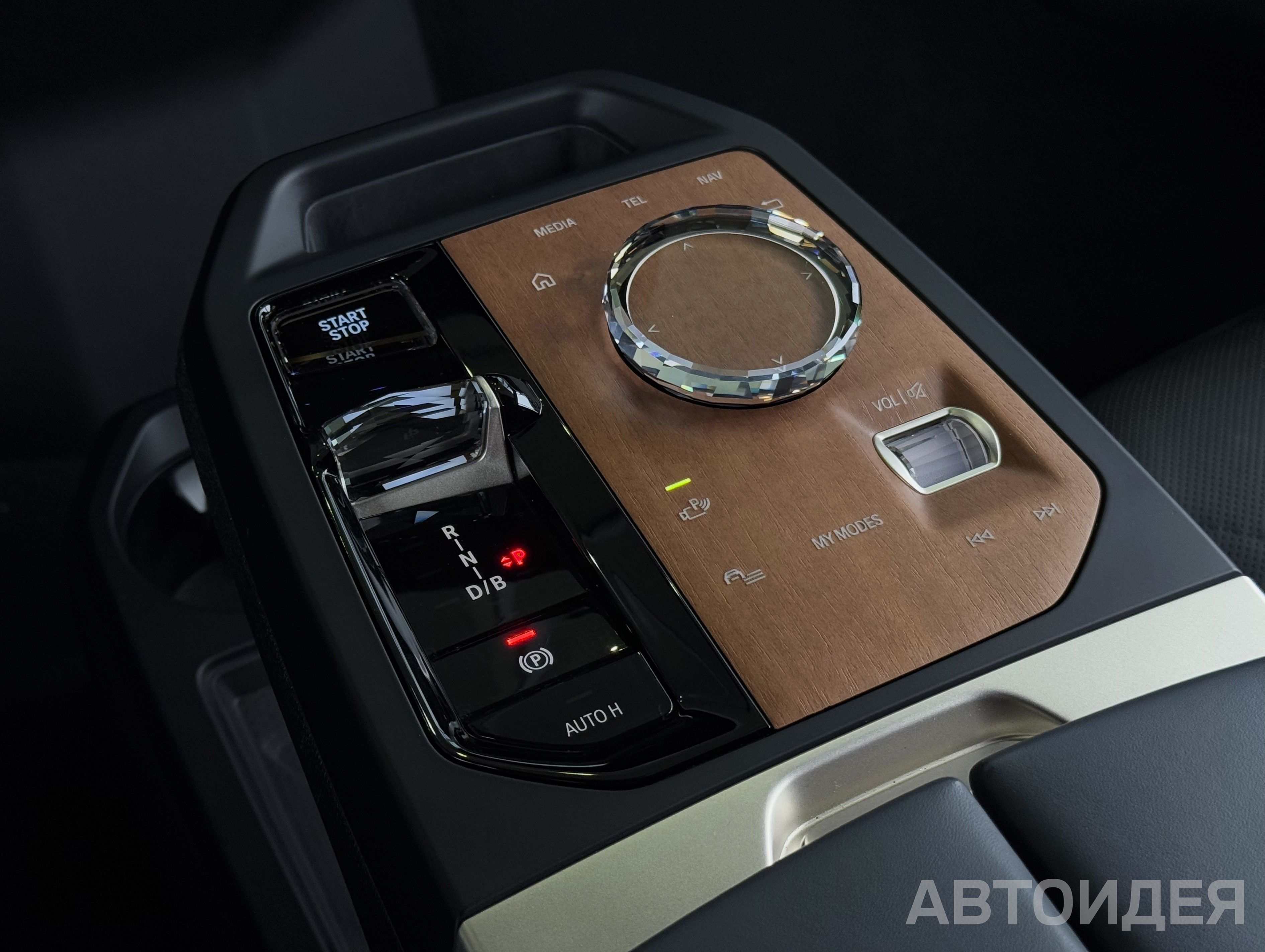 BMW i iX xDrive40 фото 13