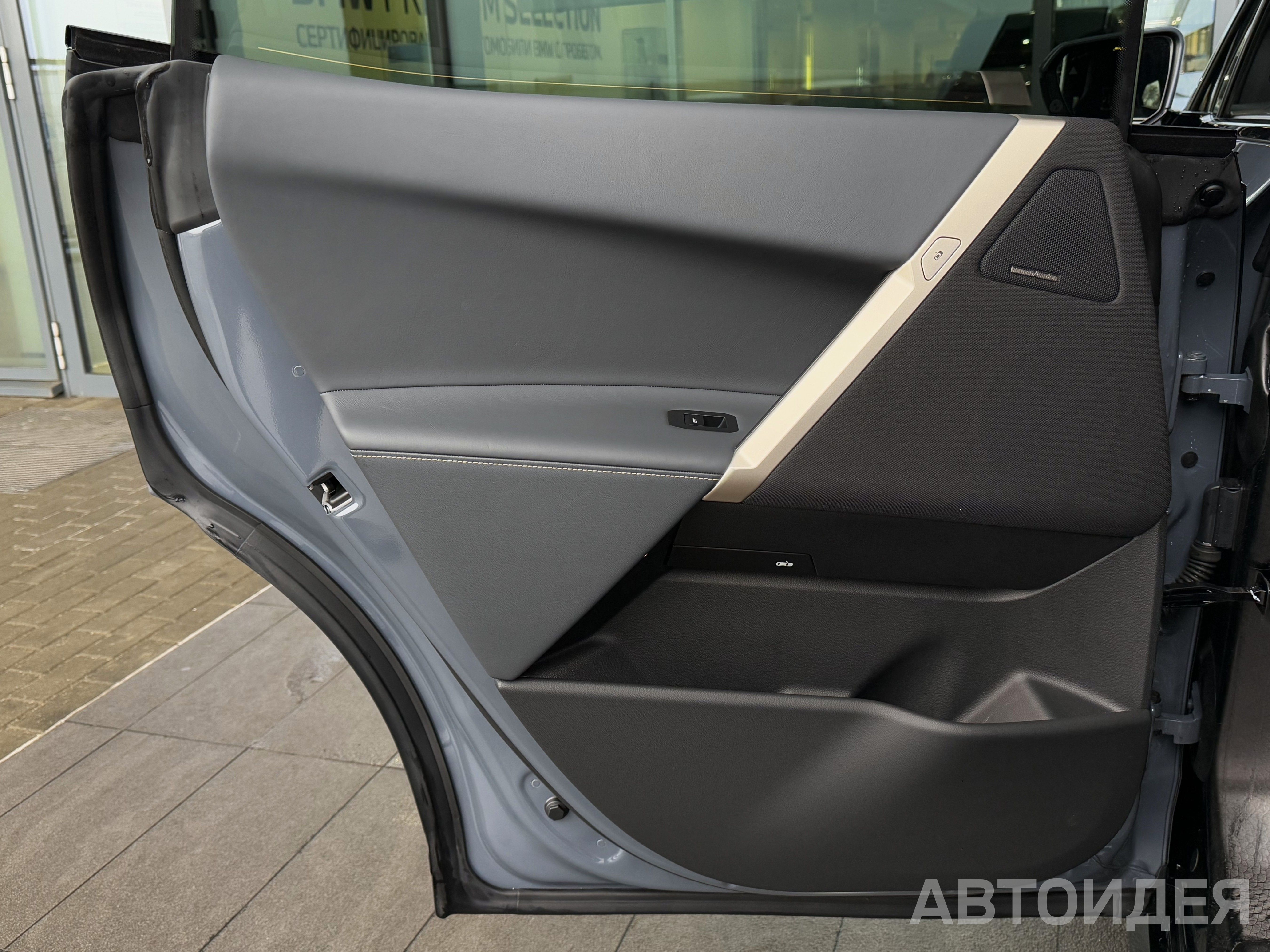 BMW i iX xDrive40 фото 12
